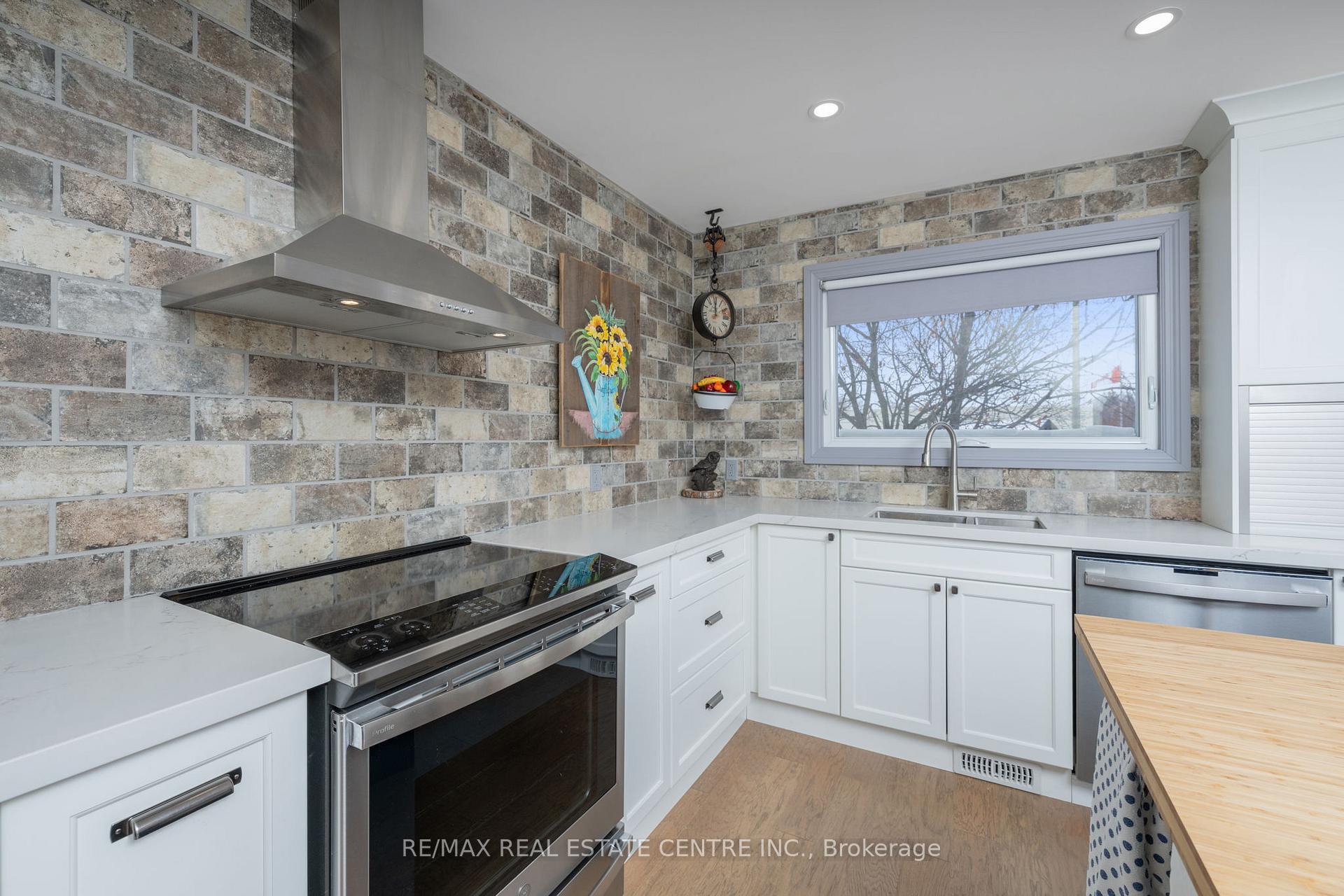 Photo 12 of 40 Calvert Drive, Halton Hills, Georgetown — HOMEH