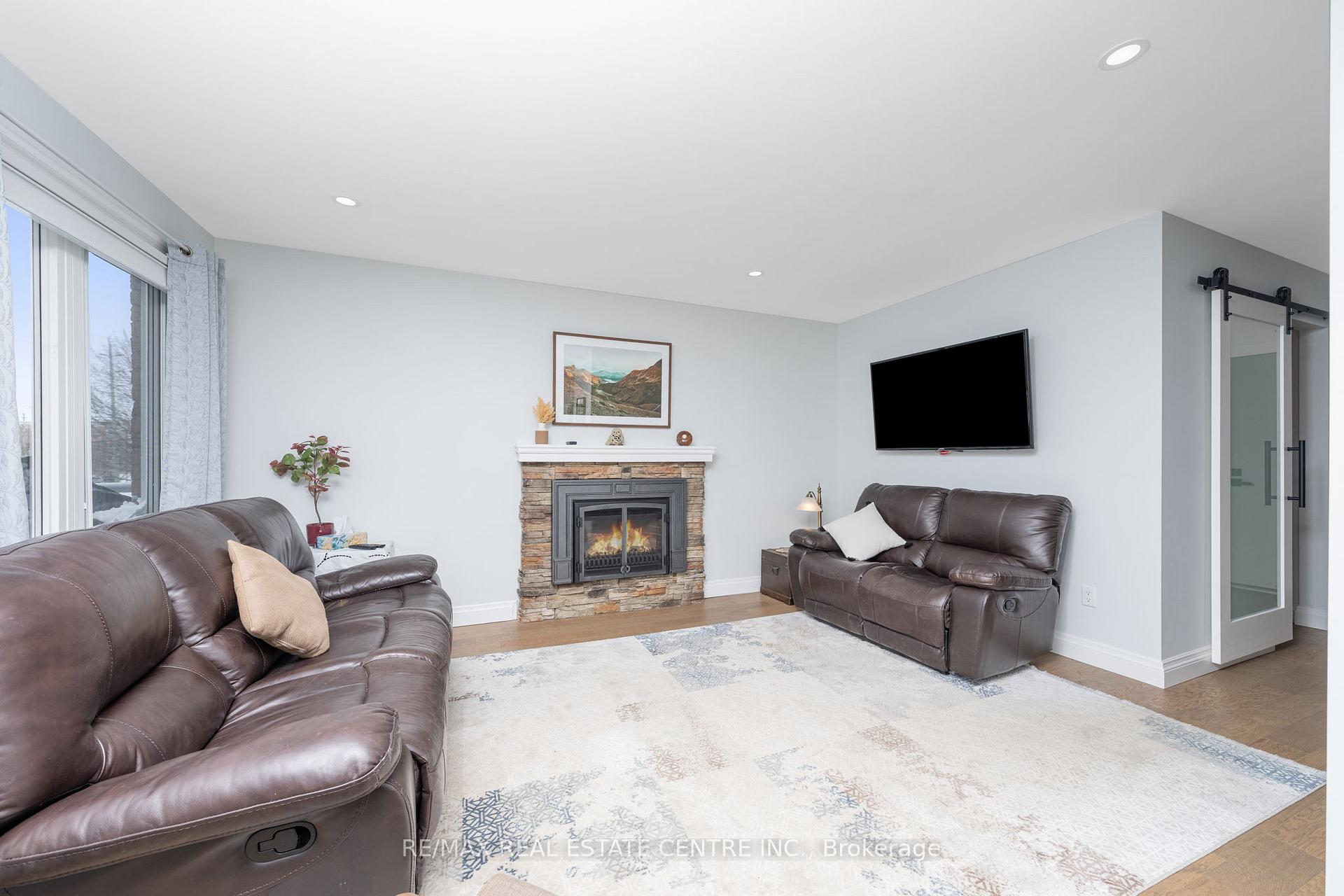 Photo 18 of 40 Calvert Drive, Halton Hills, Georgetown — HOMEH