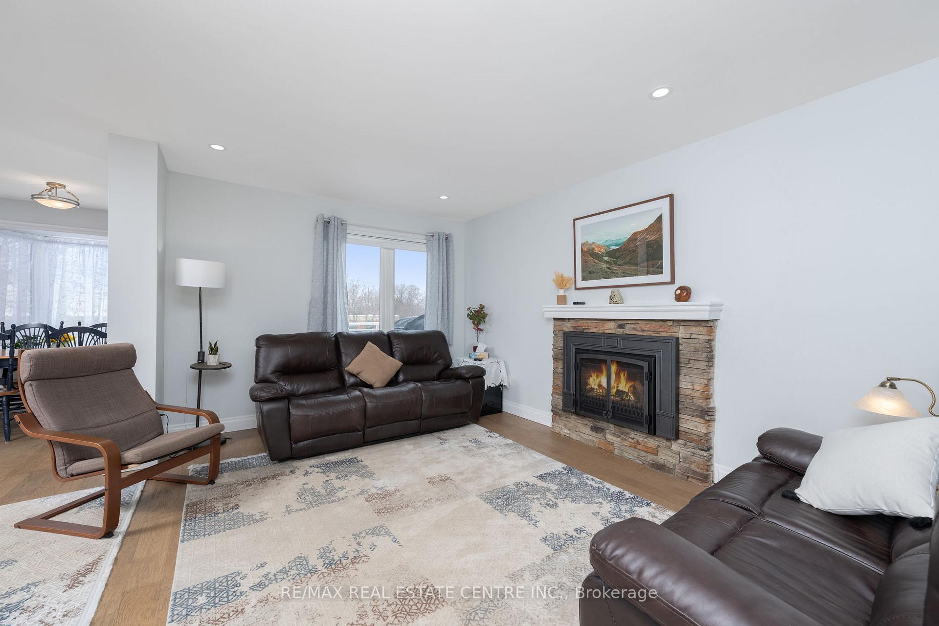 Photo 19 of 40 Calvert Drive, Halton Hills, Georgetown — HOMEH