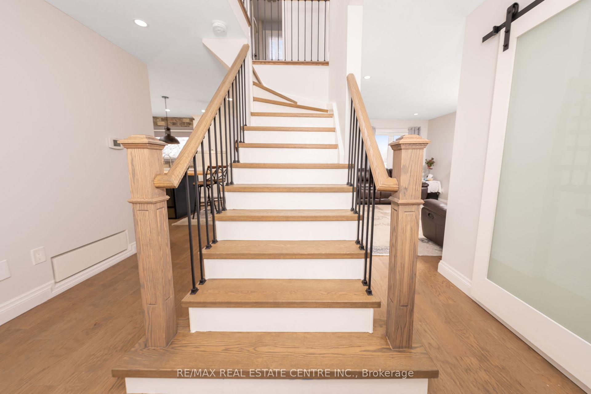 Photo 23 of 40 Calvert Drive, Halton Hills, Georgetown — HOMEH