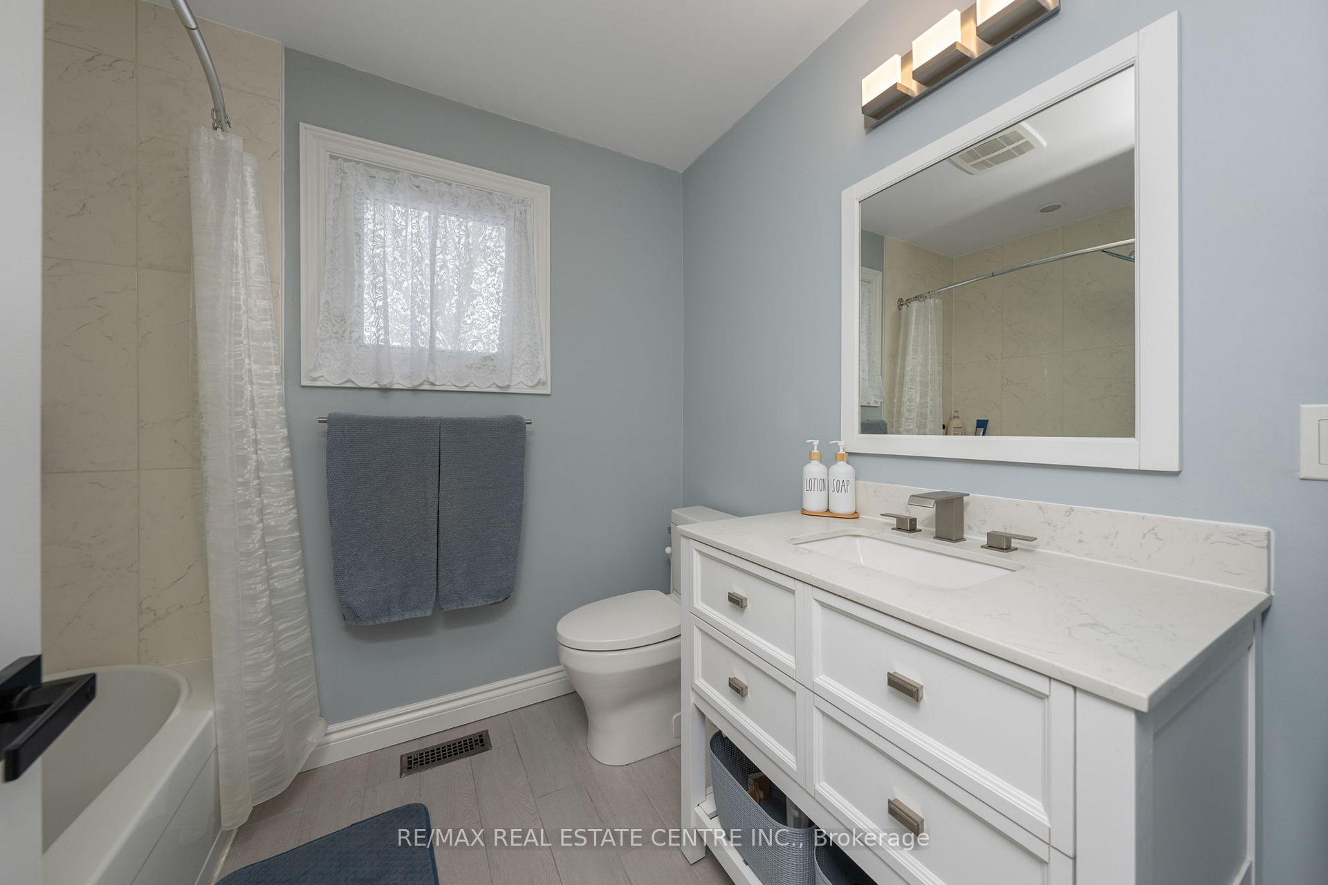 Photo 30 of 40 Calvert Drive, Halton Hills, Georgetown — HOMEH