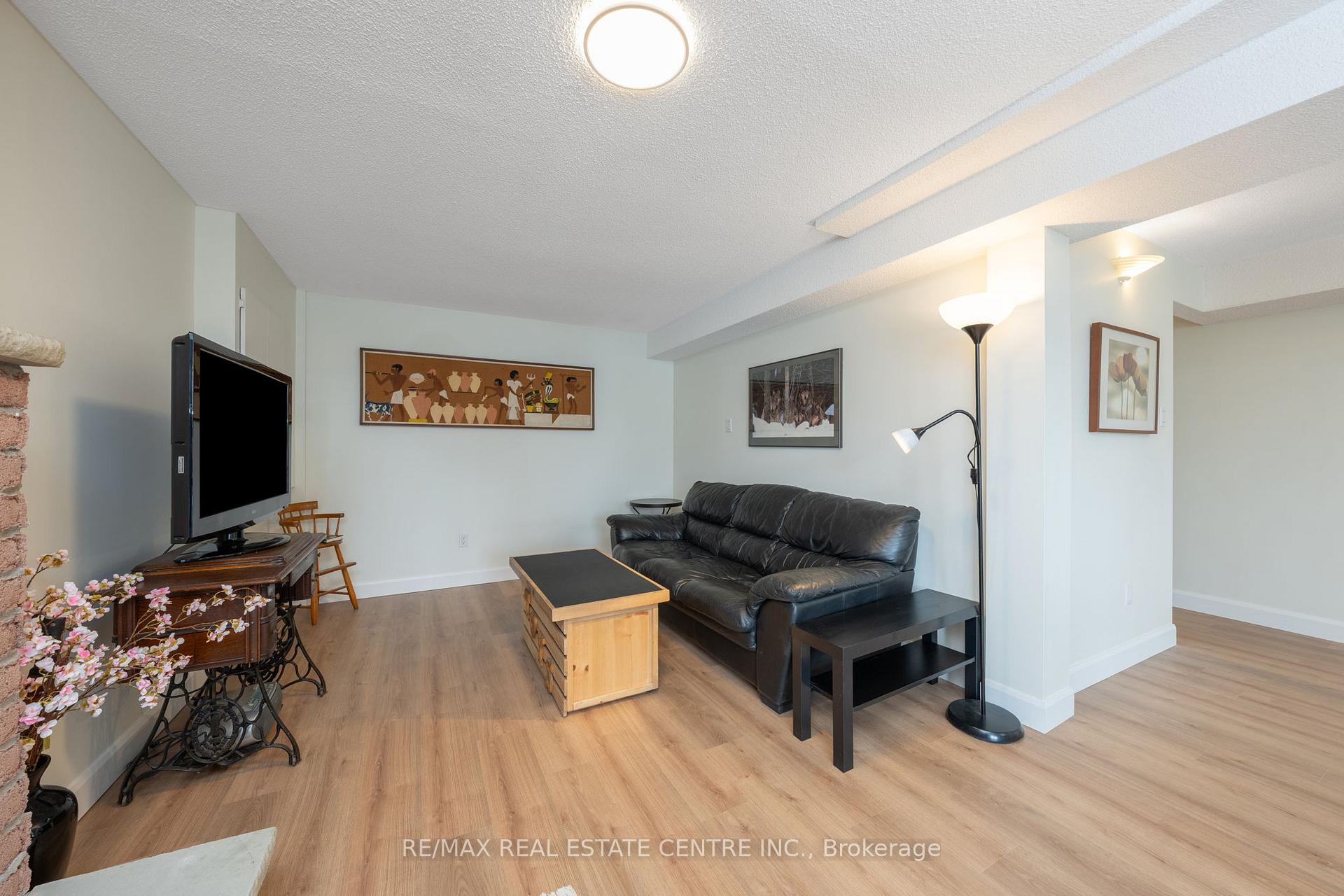 Photo 38 of 40 Calvert Drive, Halton Hills, Georgetown — HOMEH