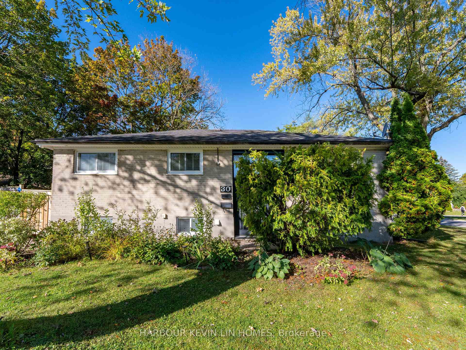 Photo 2 of 30 Foreht Crescent, Aurora, Aurora Heights — HOMEH