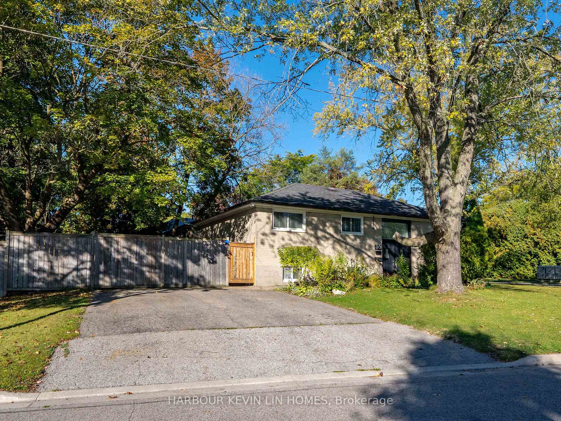 Photo 3 of 30 Foreht Crescent, Aurora, Aurora Heights — HOMEH