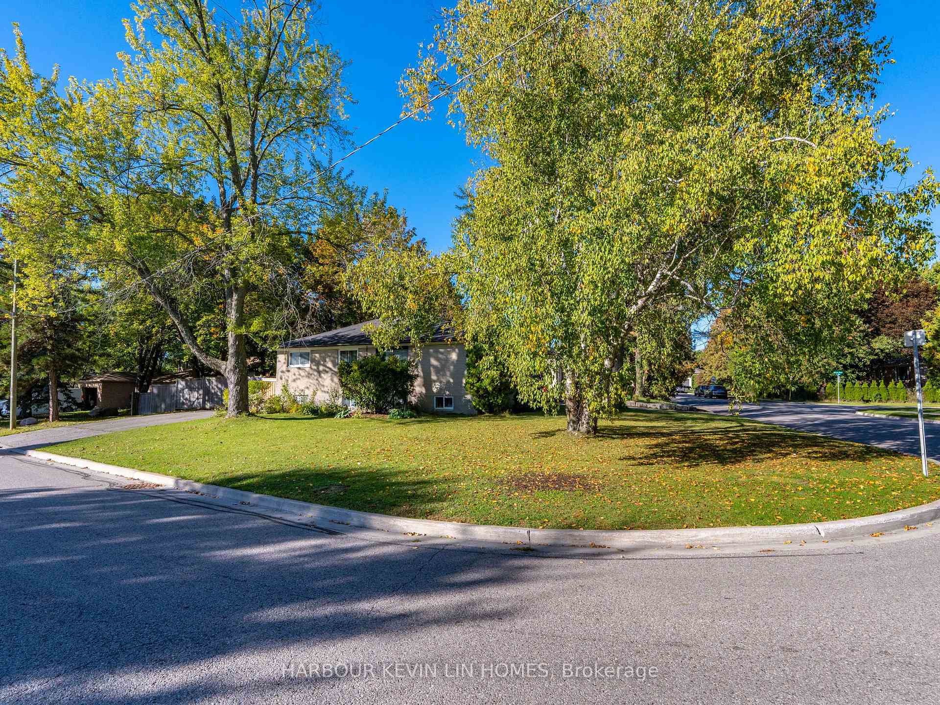 Photo 4 of 30 Foreht Crescent, Aurora, Aurora Heights — HOMEH