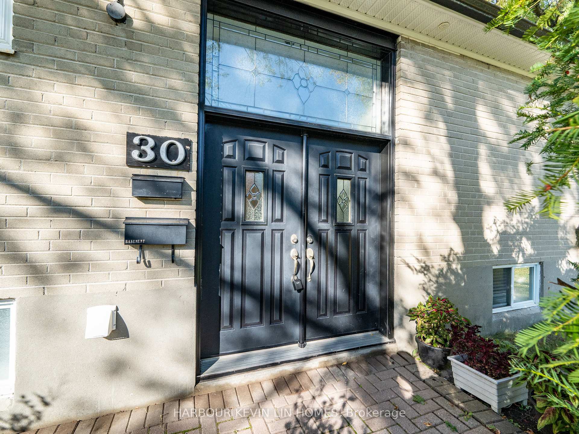 Photo 5 of 30 Foreht Crescent, Aurora, Aurora Heights — HOMEH