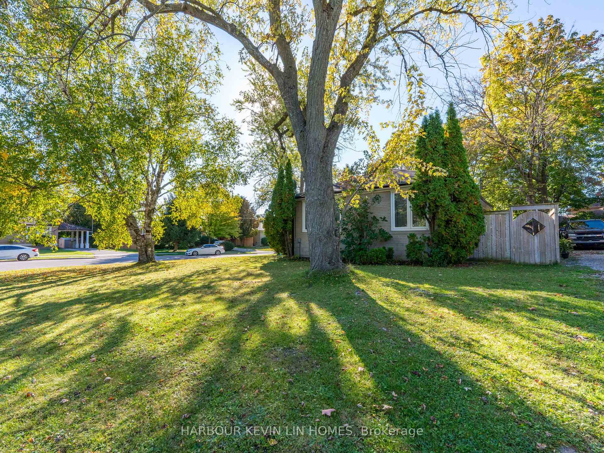 Photo 6 of 30 Foreht Crescent, Aurora, Aurora Heights — HOMEH