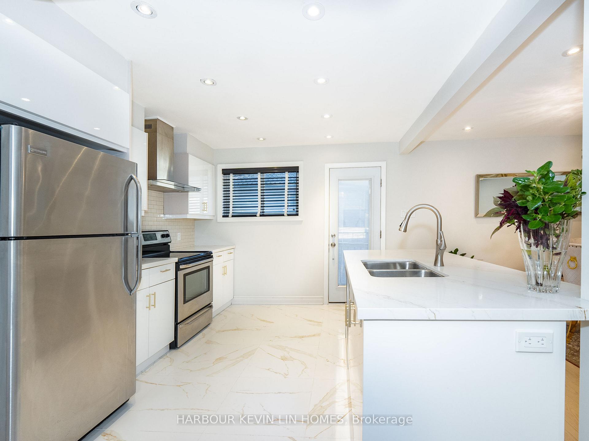 Photo 8 of 30 Foreht Crescent, Aurora, Aurora Heights — HOMEH