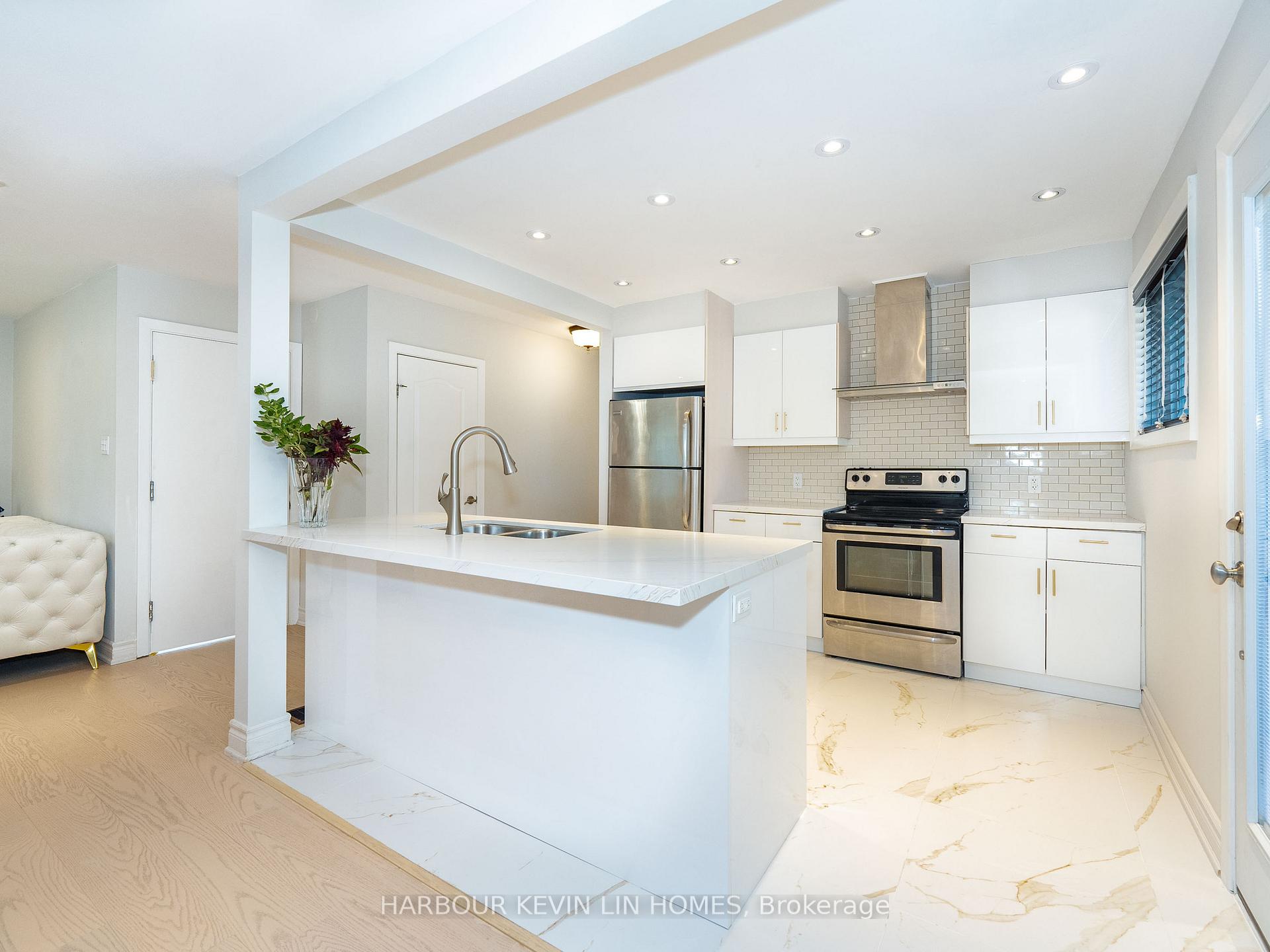 Photo 12 of 30 Foreht Crescent, Aurora, Aurora Heights — HOMEH