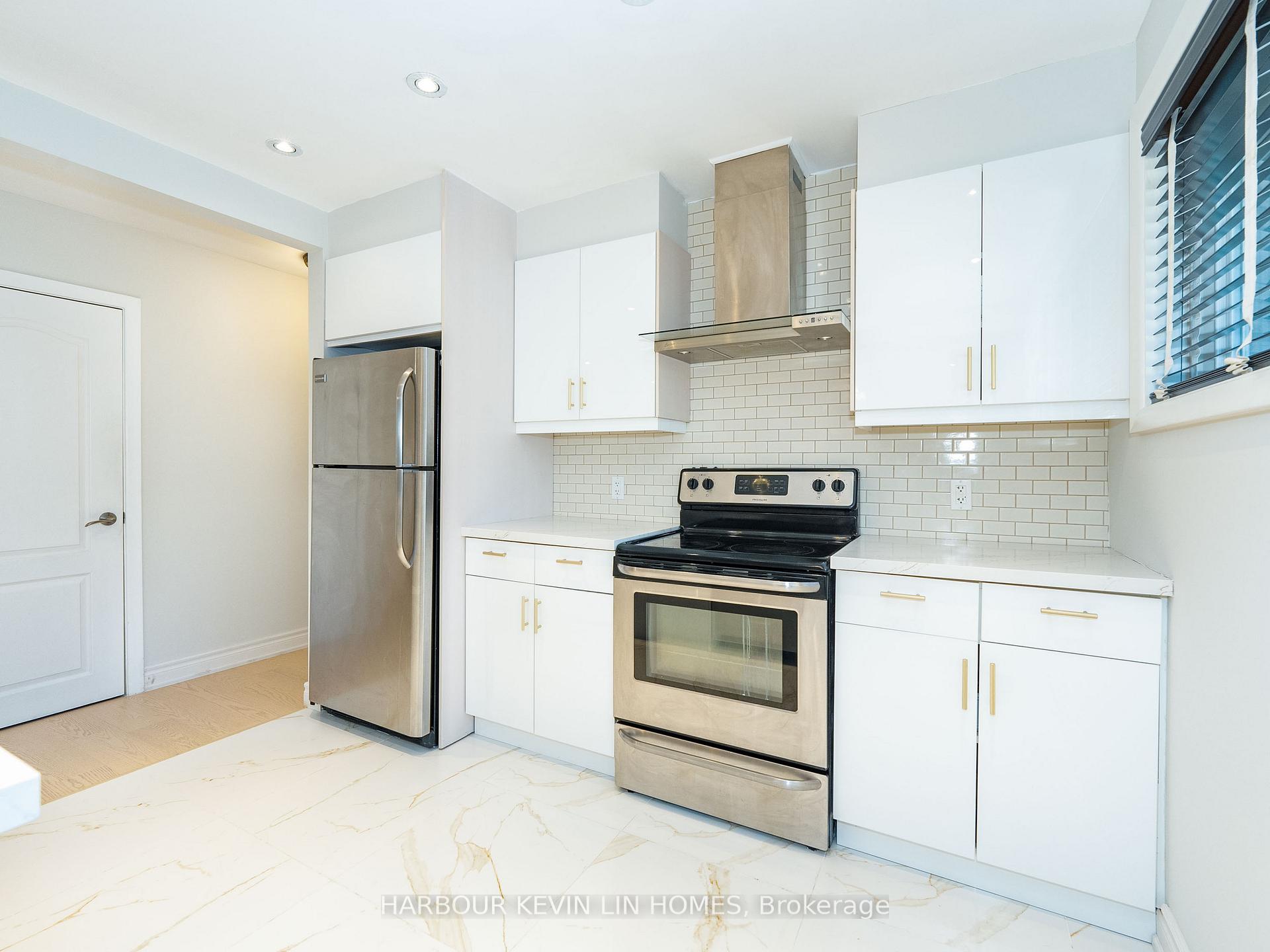Photo 13 of 30 Foreht Crescent, Aurora, Aurora Heights — HOMEH