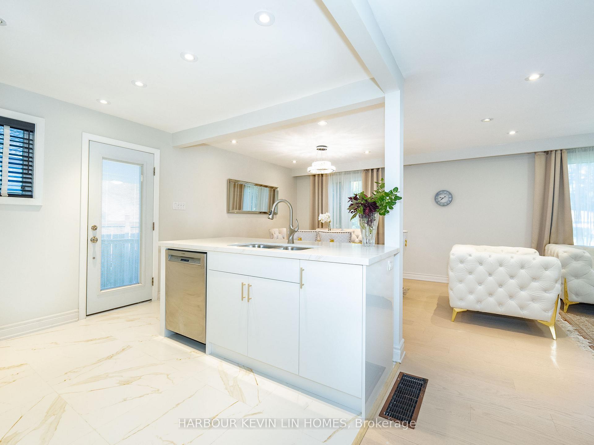 Photo 14 of 30 Foreht Crescent, Aurora, Aurora Heights — HOMEH