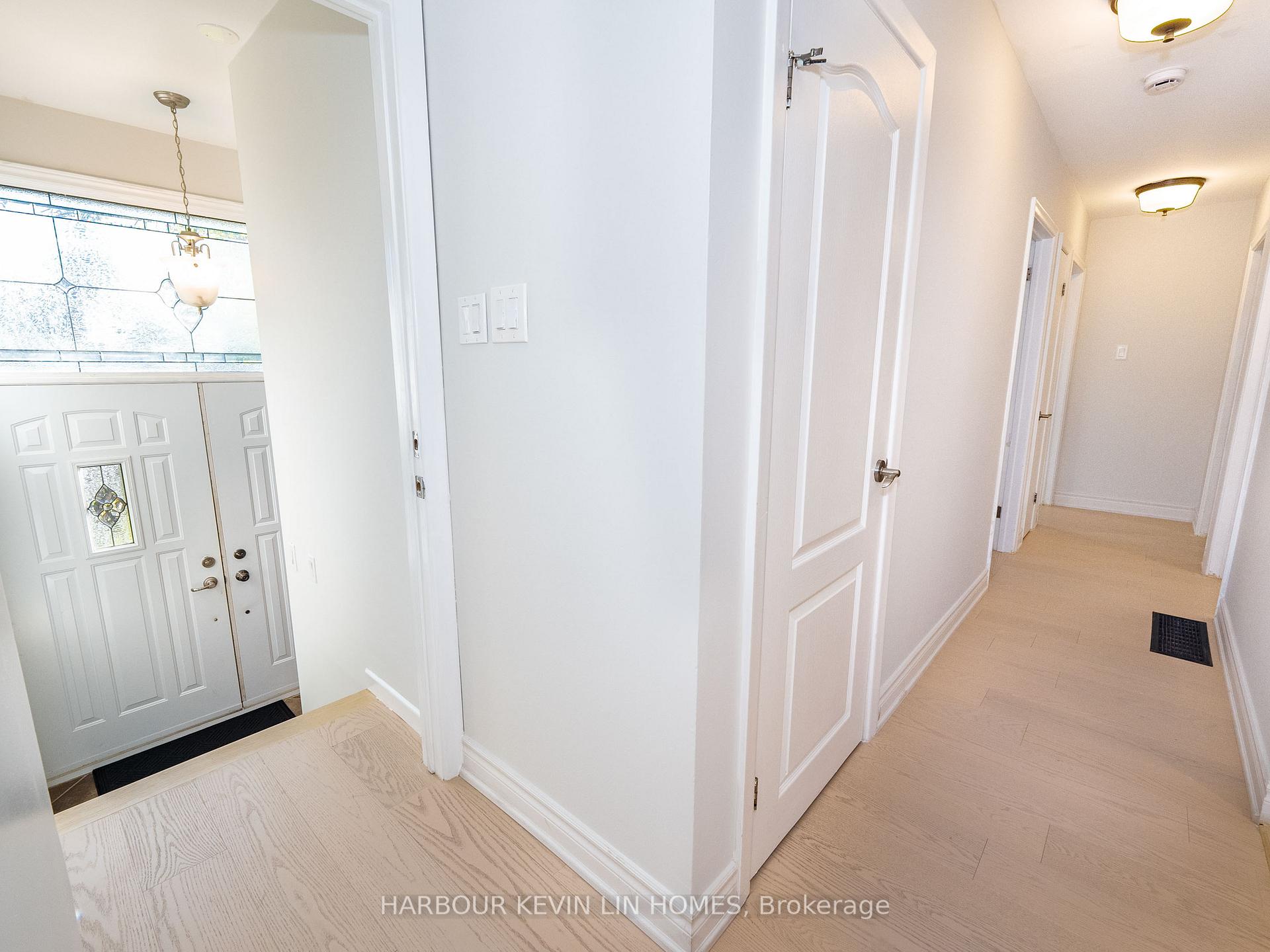 Photo 23 of 30 Foreht Crescent, Aurora, Aurora Heights — HOMEH