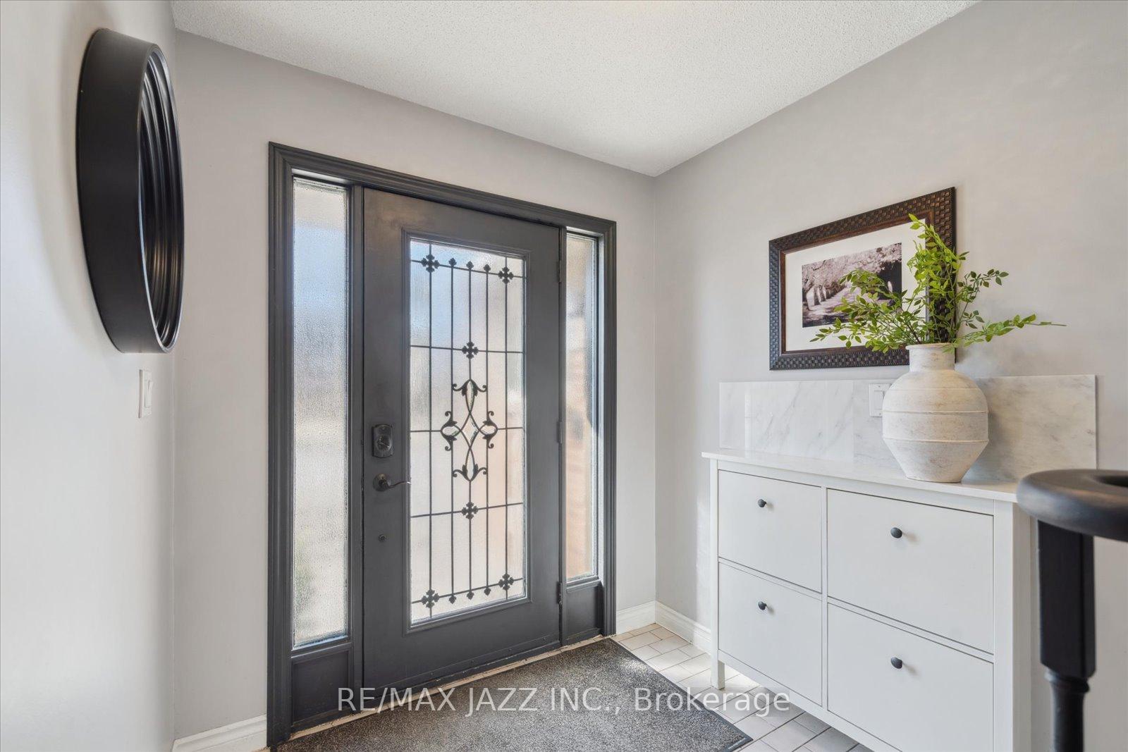 Photo 5 of 19 Valleycrest Drive, Clarington, Courtice — HOMEH