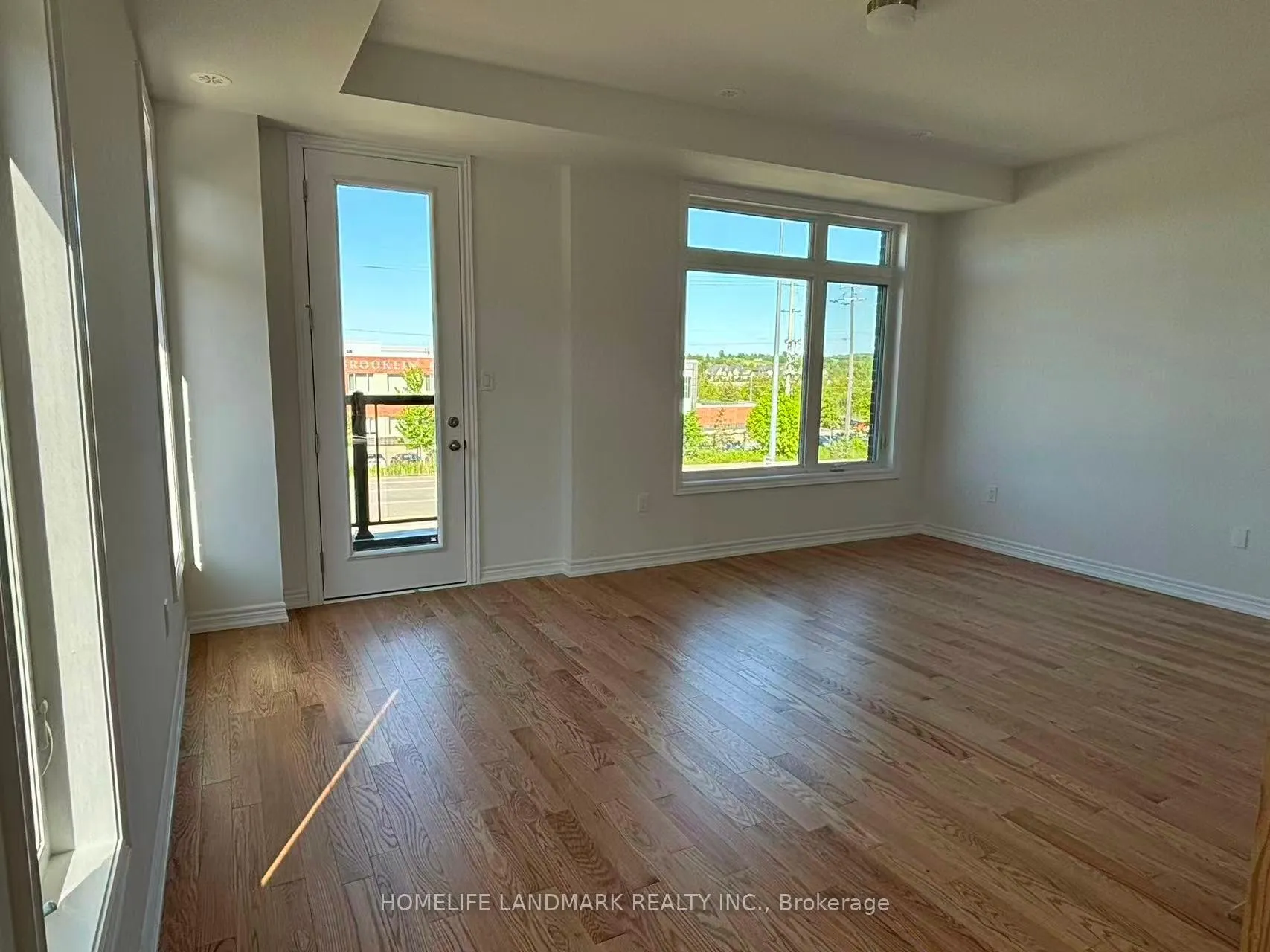 Photo 5 of 63 Sorbara Way, Whitby, Brooklin — HOMEH