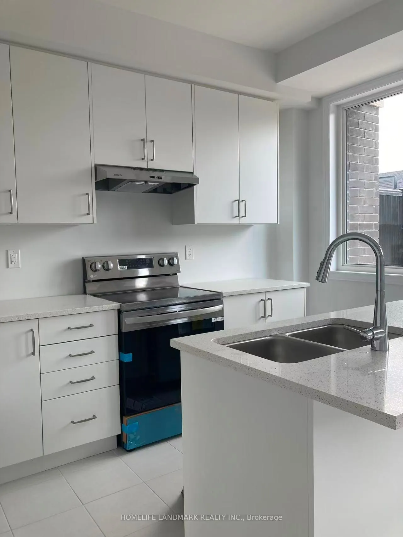 Photo 7 of 63 Sorbara Way, Whitby, Brooklin — HOMEH