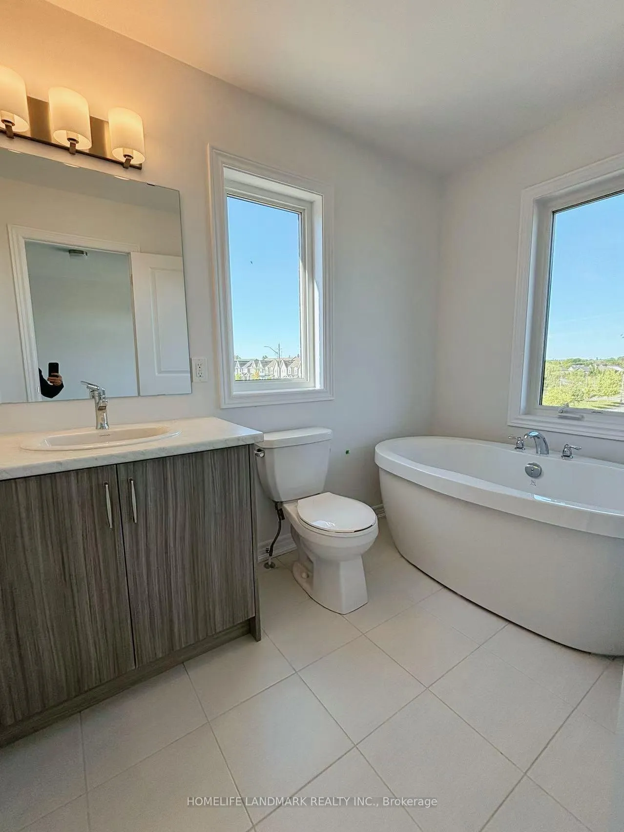 Photo 12 of 63 Sorbara Way, Whitby, Brooklin — HOMEH