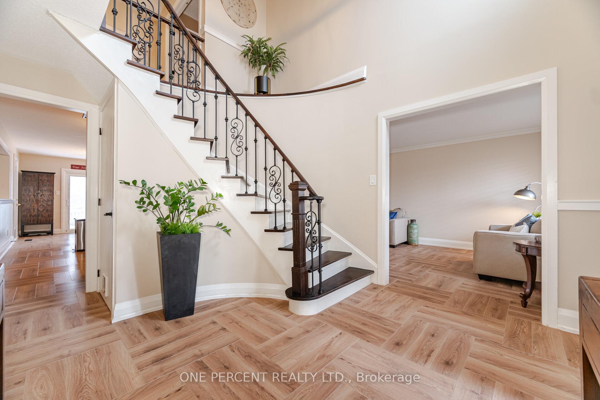 Photo 4 of 5 Bowes Court, Caledon, Bolton West — HOMEH