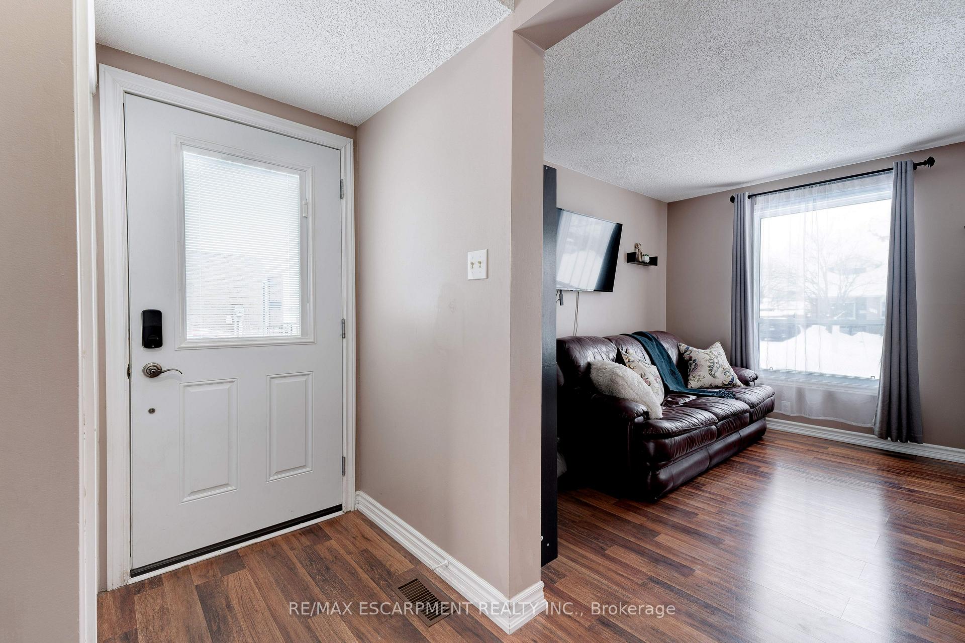 Photo 2 of 138 Sekura Crescent, Cambridge — HOMEH