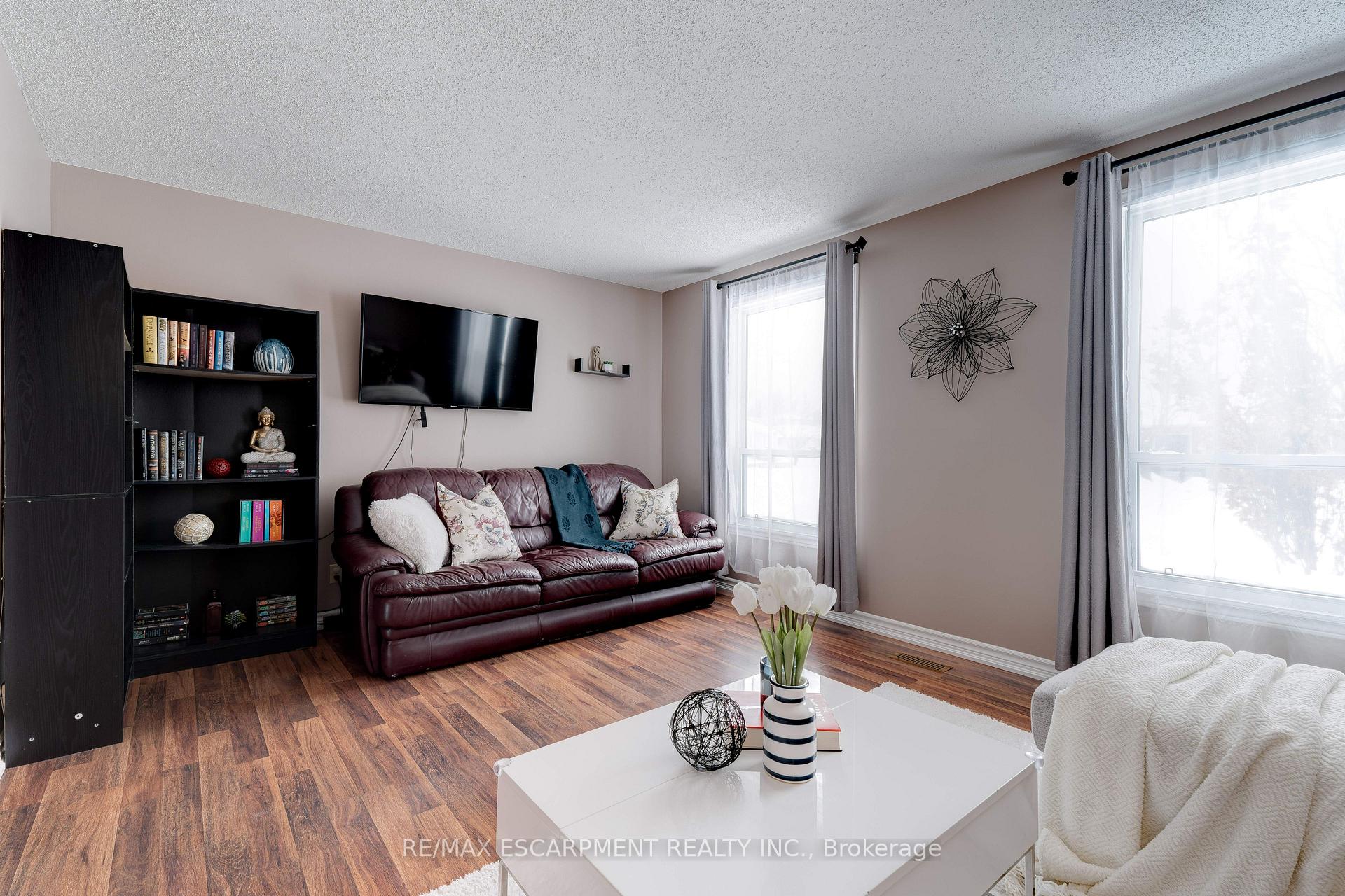Photo 3 of 138 Sekura Crescent, Cambridge — HOMEH