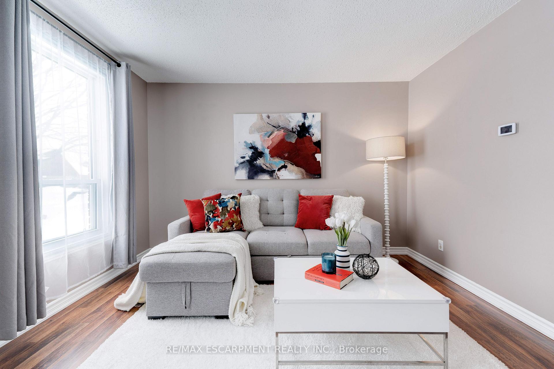 Photo 5 of 138 Sekura Crescent, Cambridge — HOMEH
