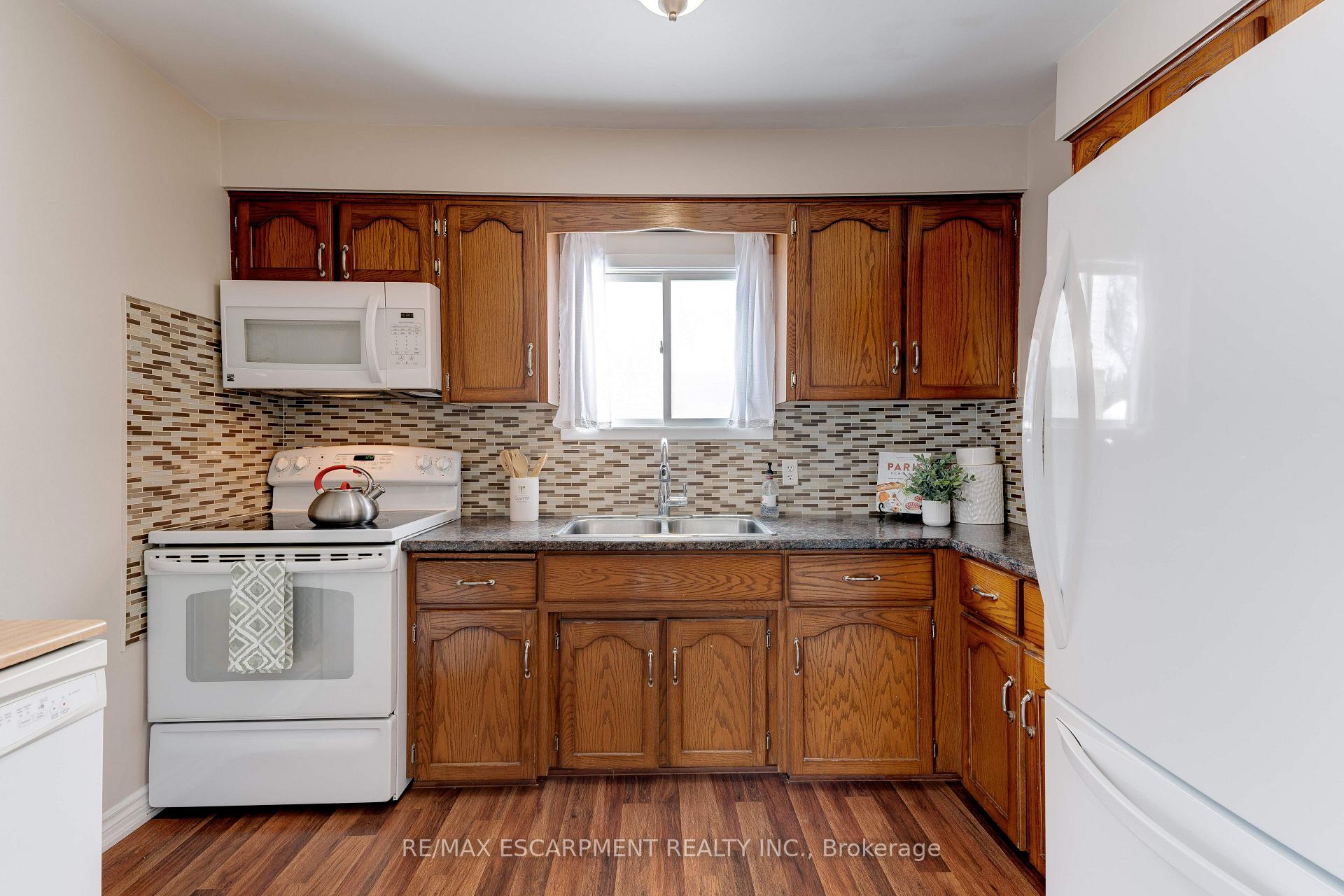 Photo 7 of 138 Sekura Crescent, Cambridge — HOMEH