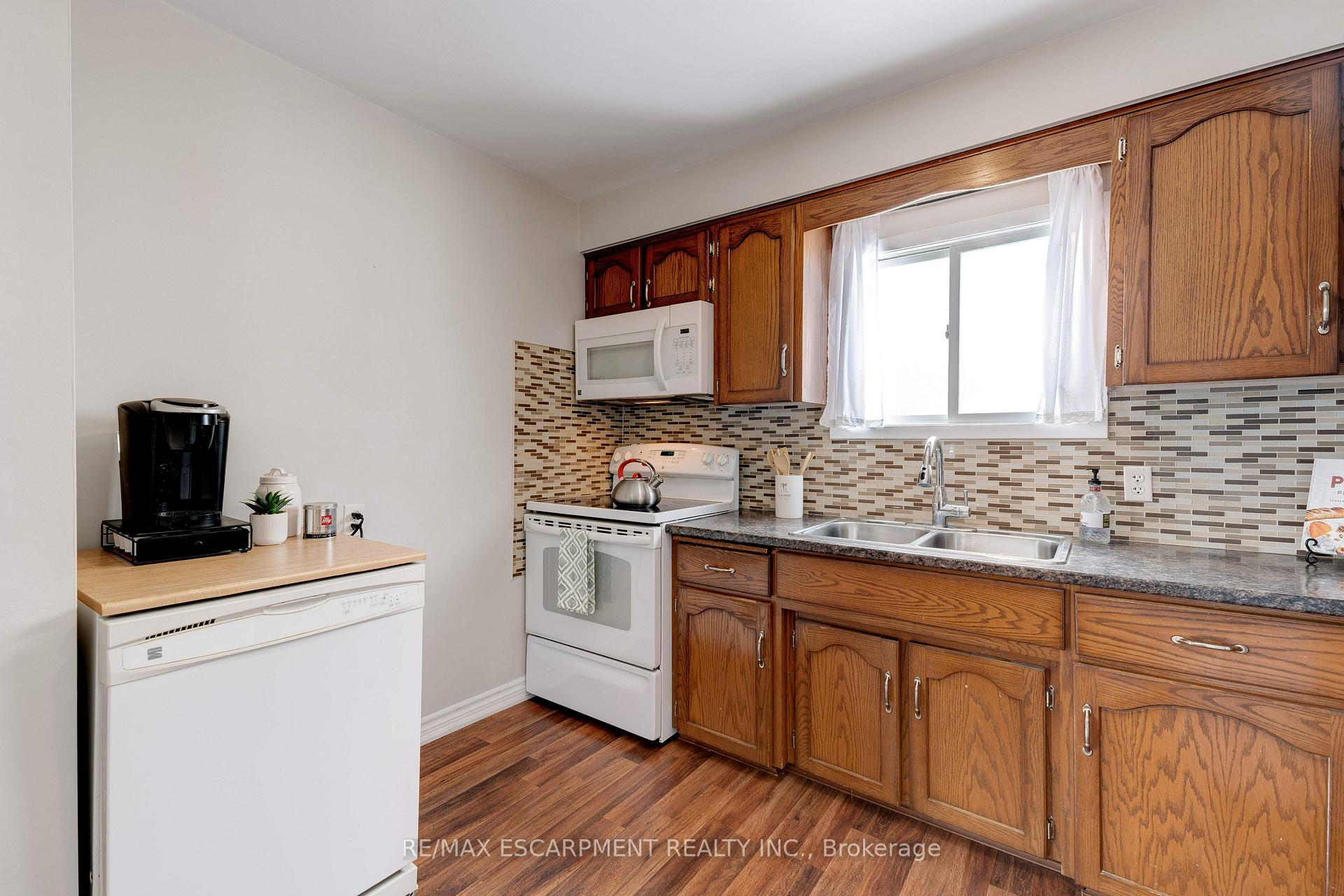Photo 8 of 138 Sekura Crescent, Cambridge — HOMEH
