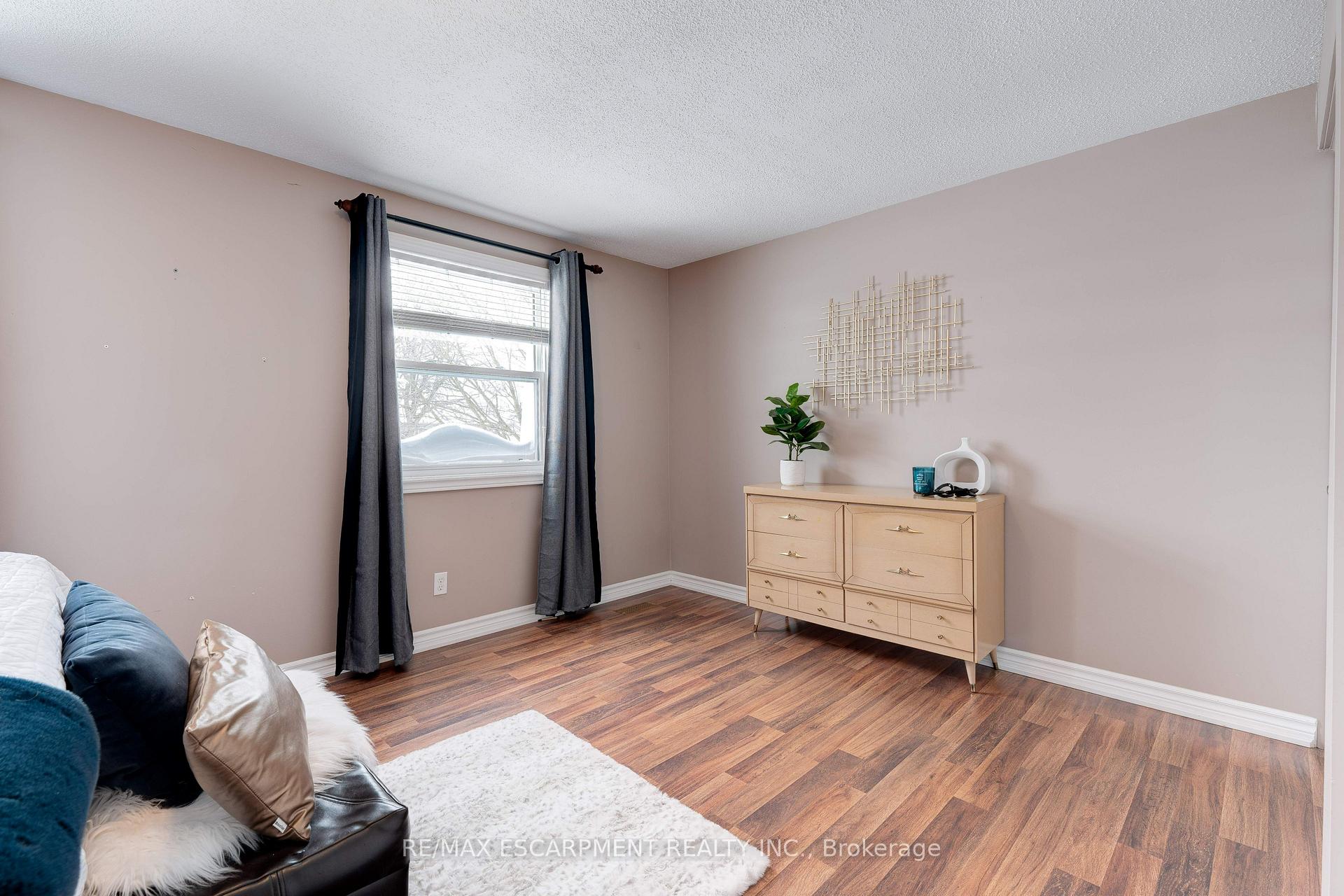 Photo 15 of 138 Sekura Crescent, Cambridge — HOMEH