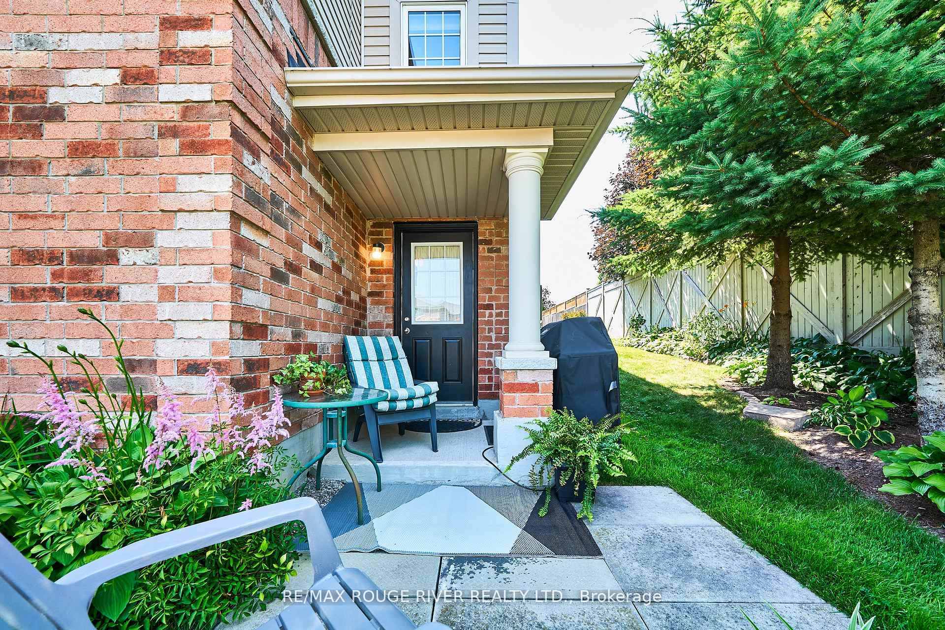 Photo 3 of 26 Lander Crescent, Clarington, Bowmanville — HOMEH