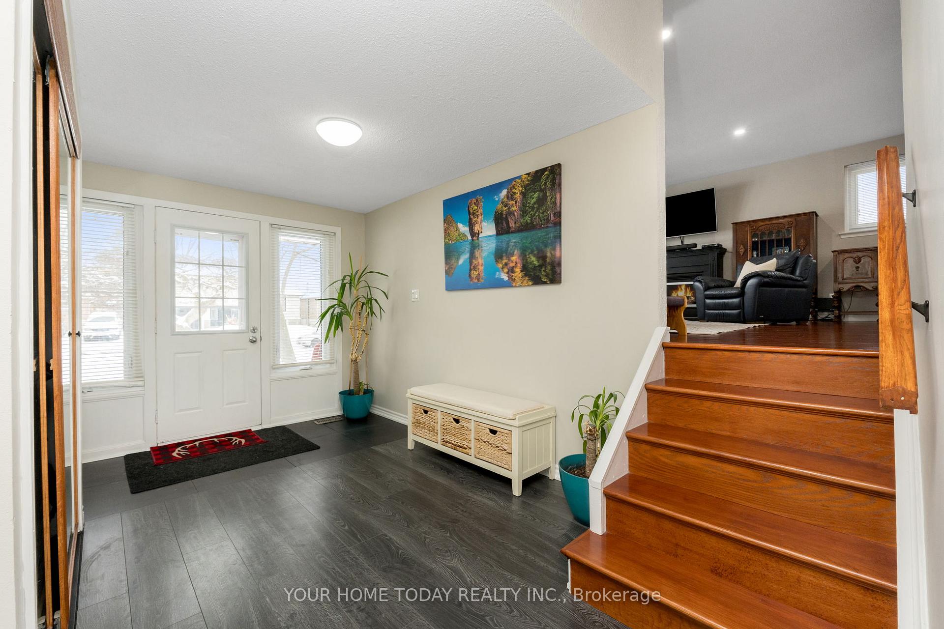 Photo 3 of 76 Marilyn Crescent, Halton Hills, Georgetown — HOMEH