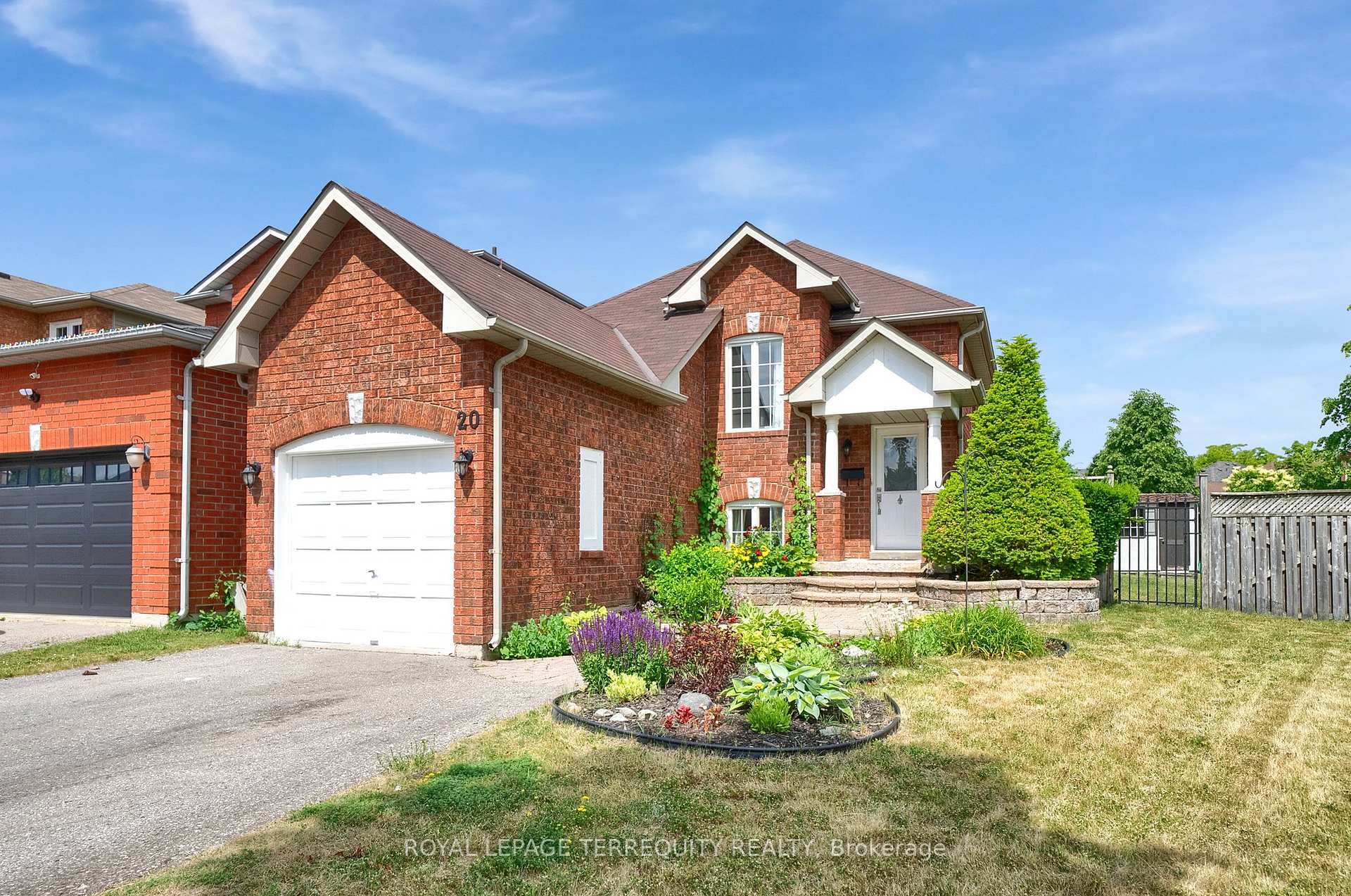 Photo 2 of 20 Abernethy Crescent, Clarington, Bowmanville — HOMEH
