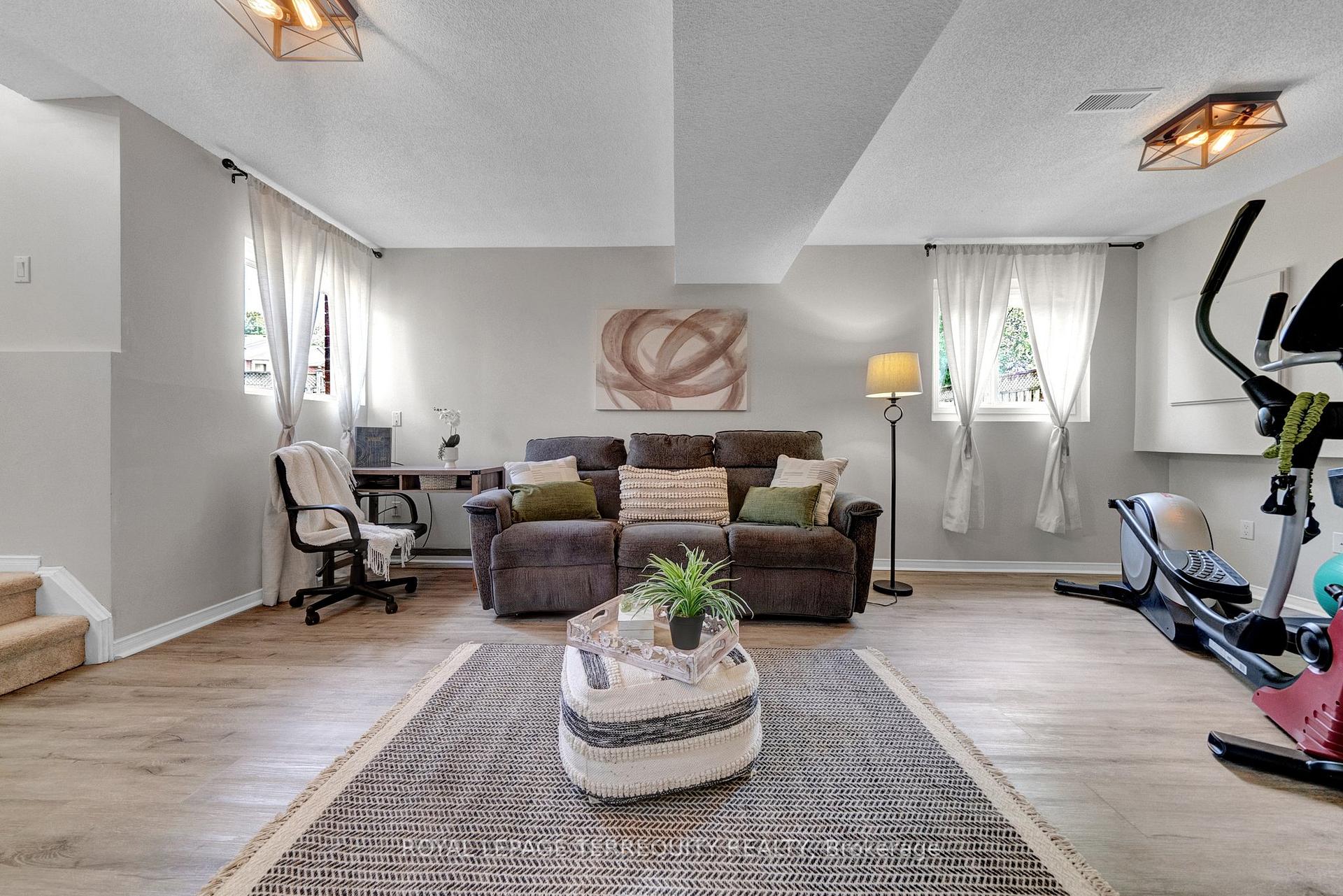 Photo 18 of 20 Abernethy Crescent, Clarington, Bowmanville — HOMEH