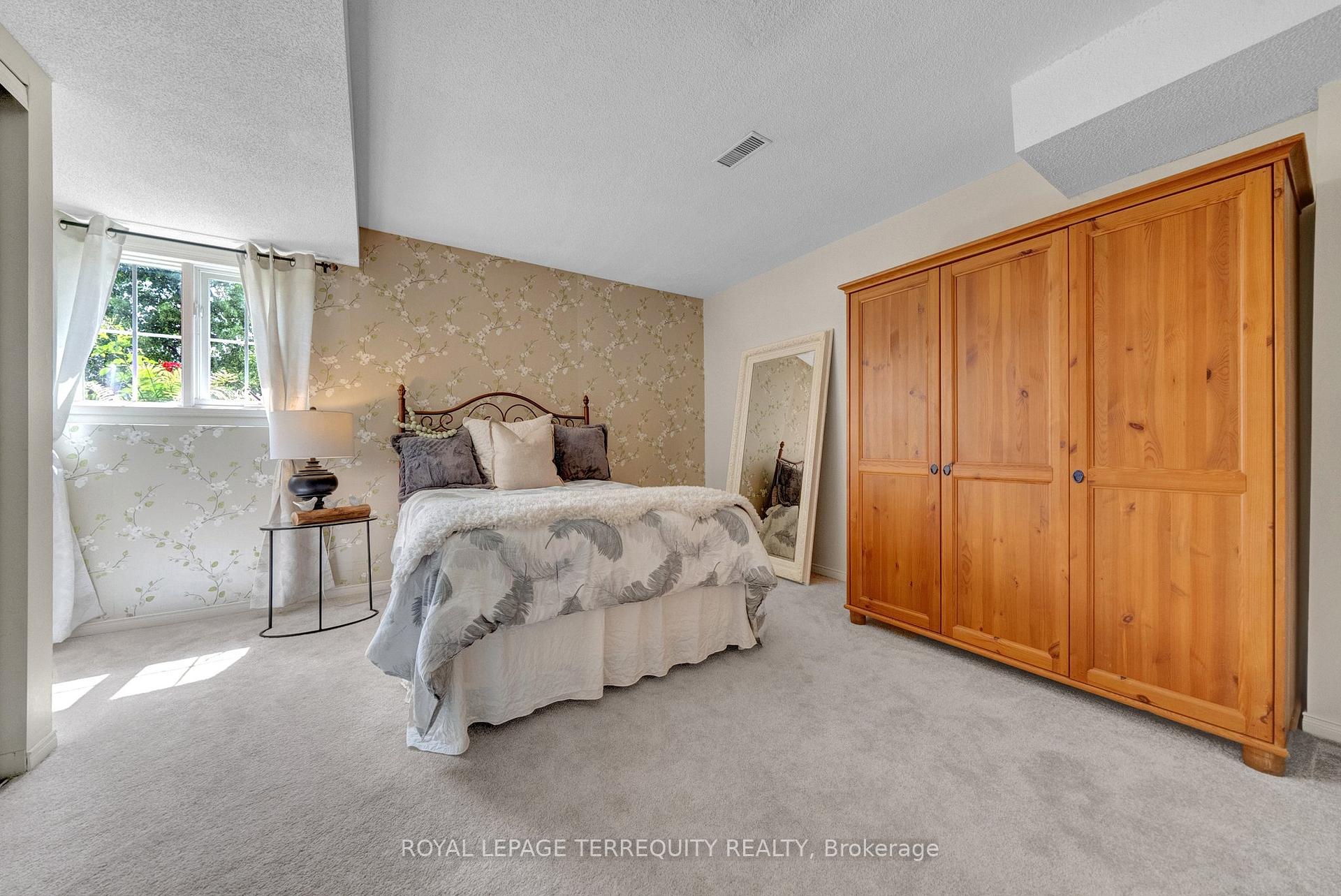 Photo 21 of 20 Abernethy Crescent, Clarington, Bowmanville — HOMEH