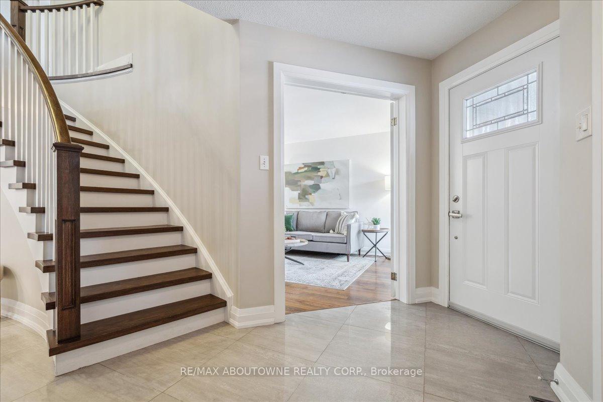 Photo 4 of 69 Lauchlin Crescent, Halton Hills, Georgetown — HOMEH