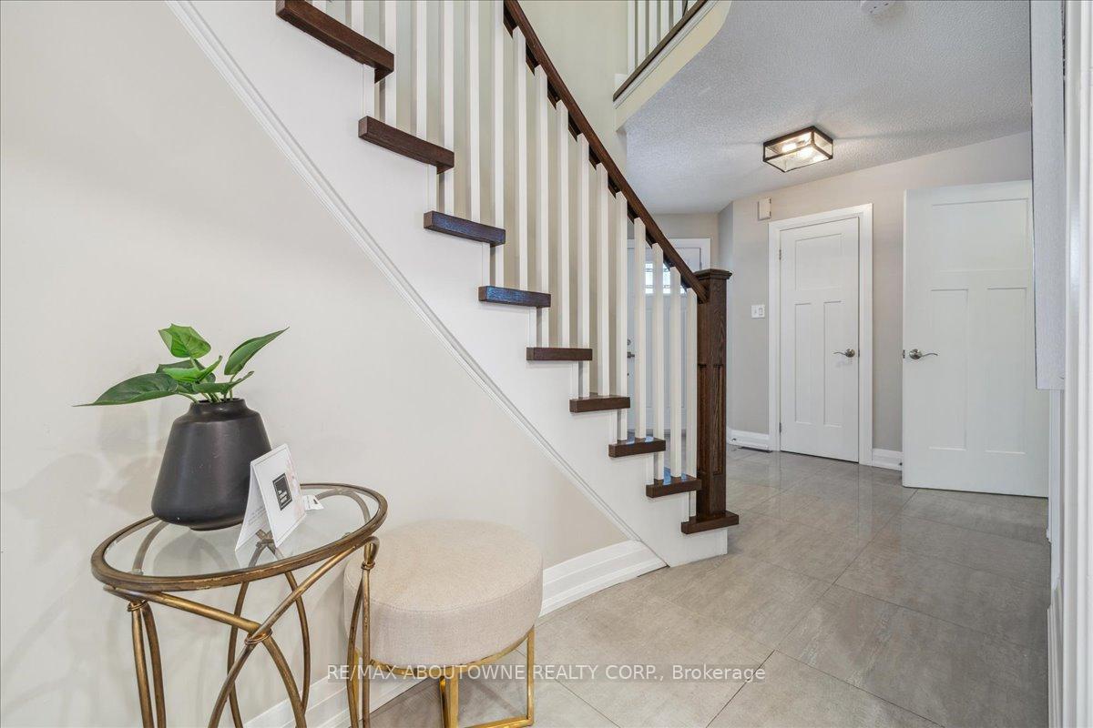 Photo 5 of 69 Lauchlin Crescent, Halton Hills, Georgetown — HOMEH