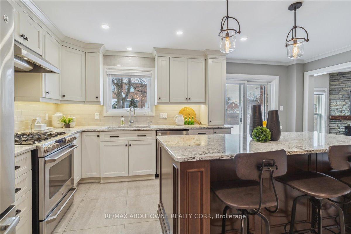 Photo 17 of 69 Lauchlin Crescent, Halton Hills, Georgetown — HOMEH