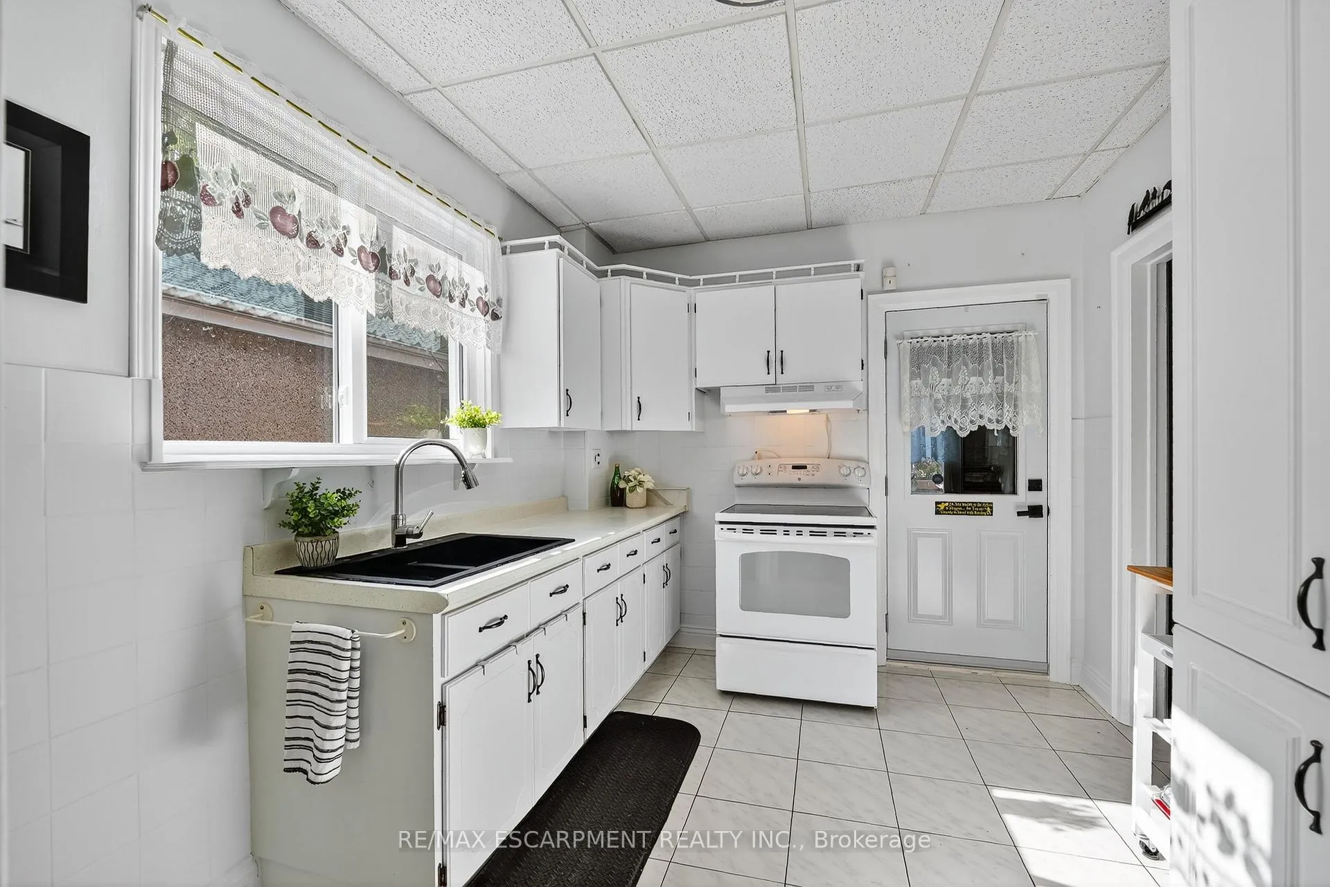 Photo 8 of 46 Weir Street S, Hamilton, Bartonville — HOMEH