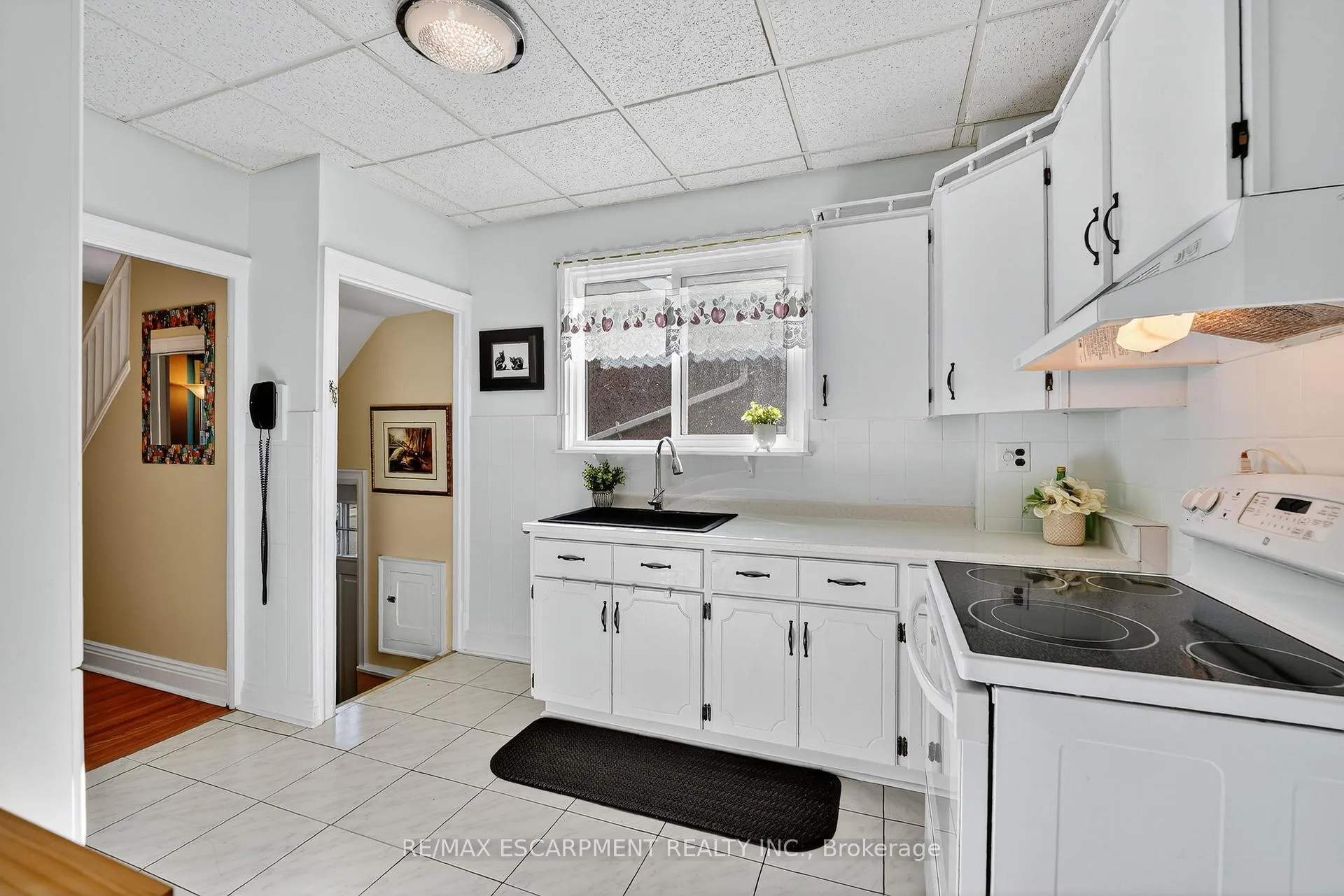 Photo 9 of 46 Weir Street S, Hamilton, Bartonville — HOMEH