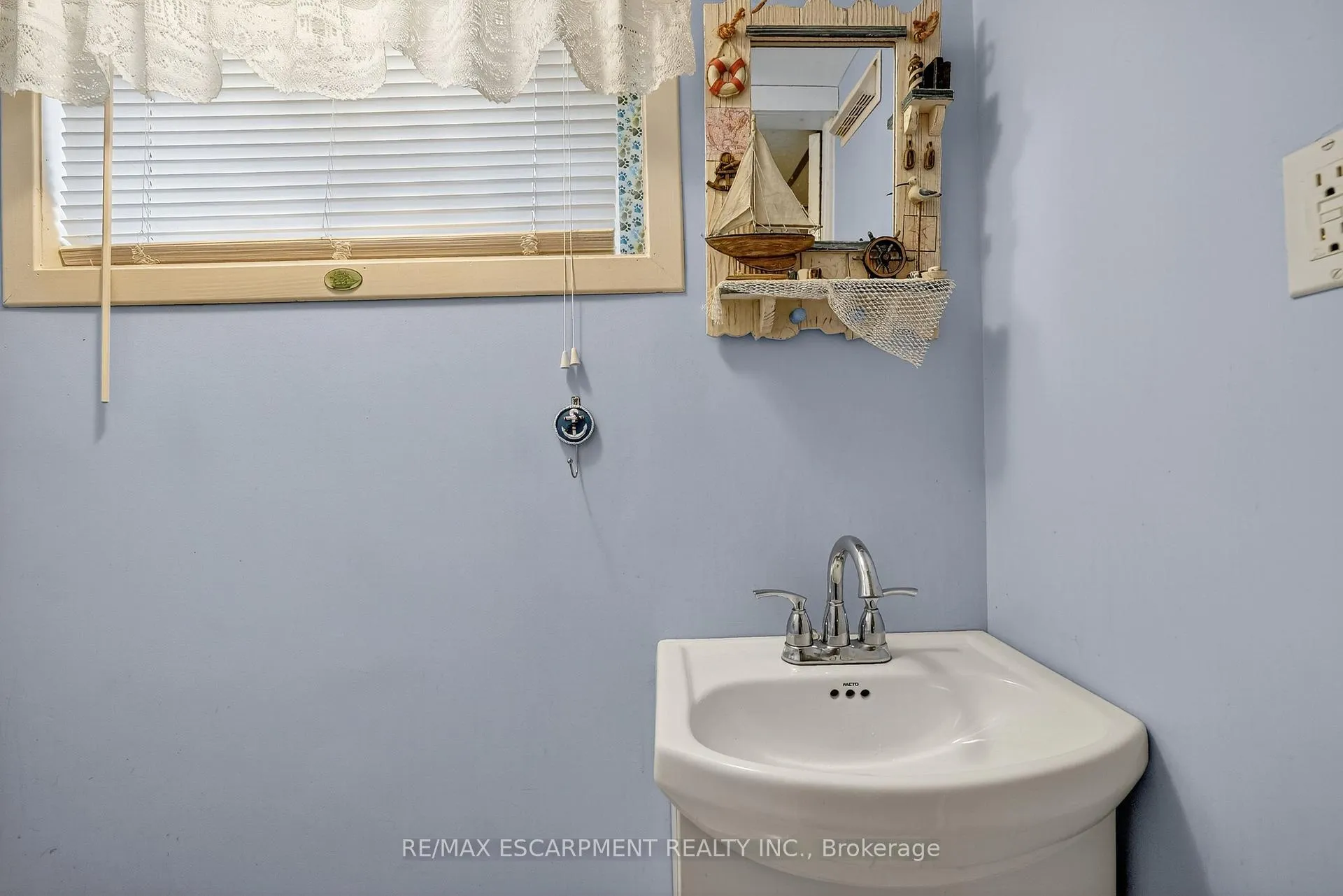 Photo 20 of 46 Weir Street S, Hamilton, Bartonville — HOMEH