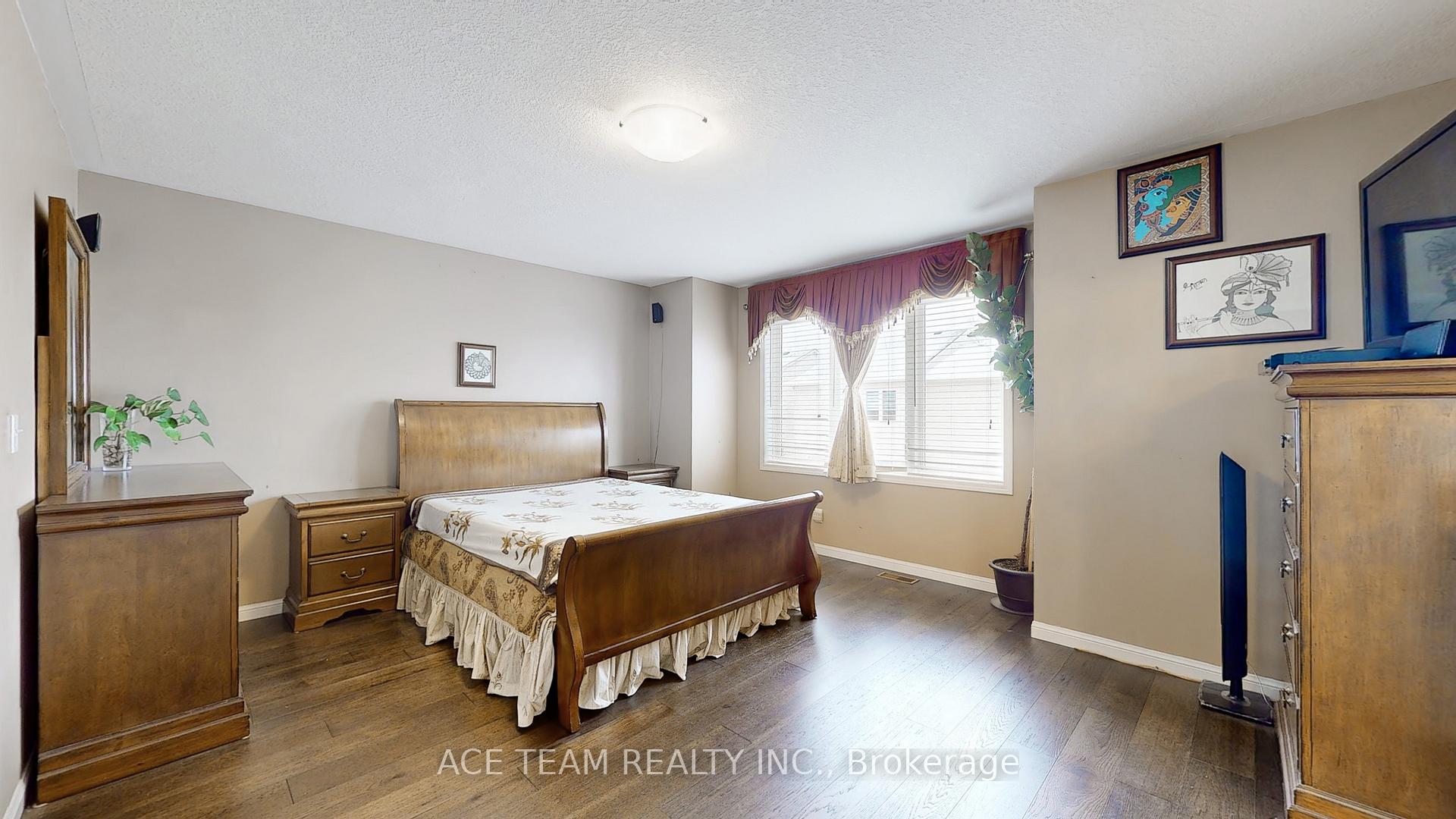 Photo 17 of 141 Coulthard Boulevard, Cambridge — HOMEH