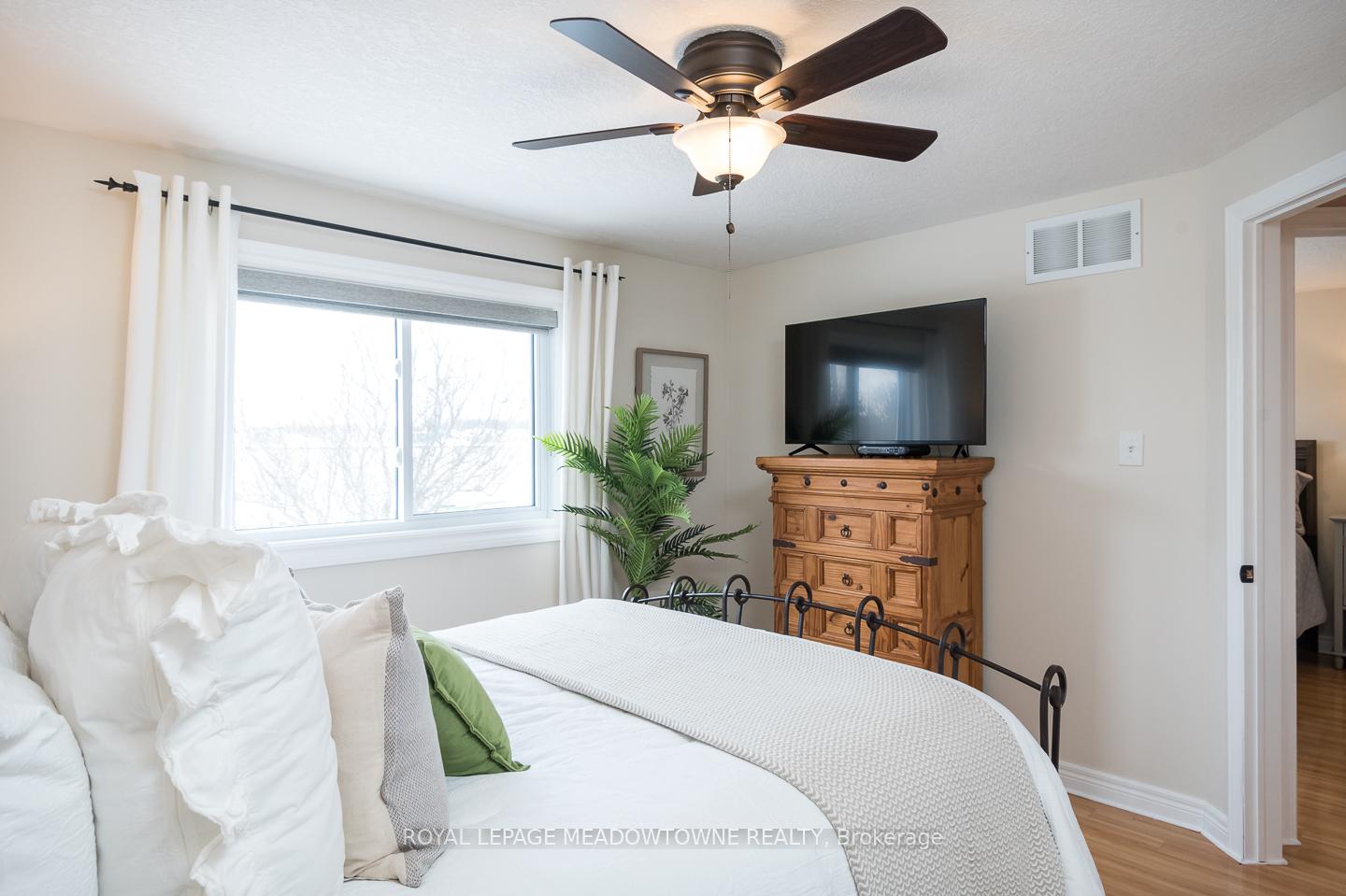 Photo 24 of 52 Beardmore Crescent, Halton Hills, Acton — HOMEH