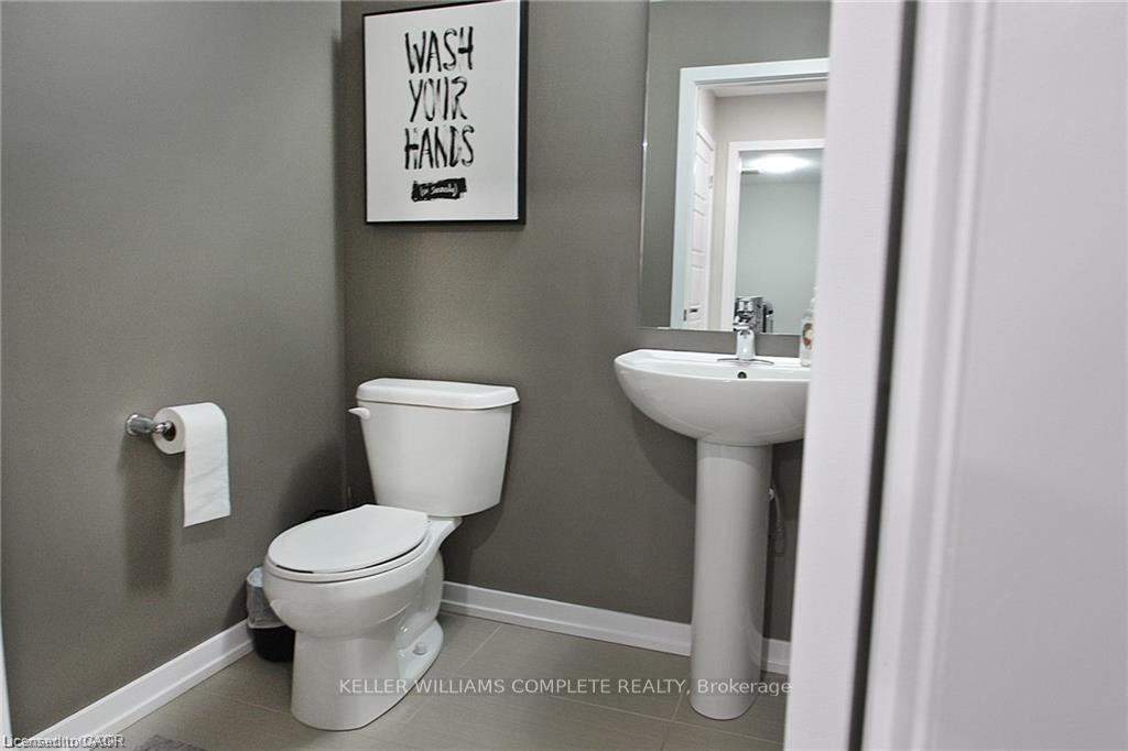 Photo 11 of 23 Scarletwood Street, Hamilton, Stoney Creek Mountain — HOMEH