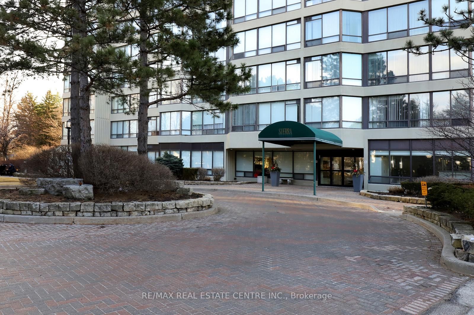 Photo 2 of Unit 1704, 26 Hanover Rd, Brampton, Queen Street Corridor — HOMEH