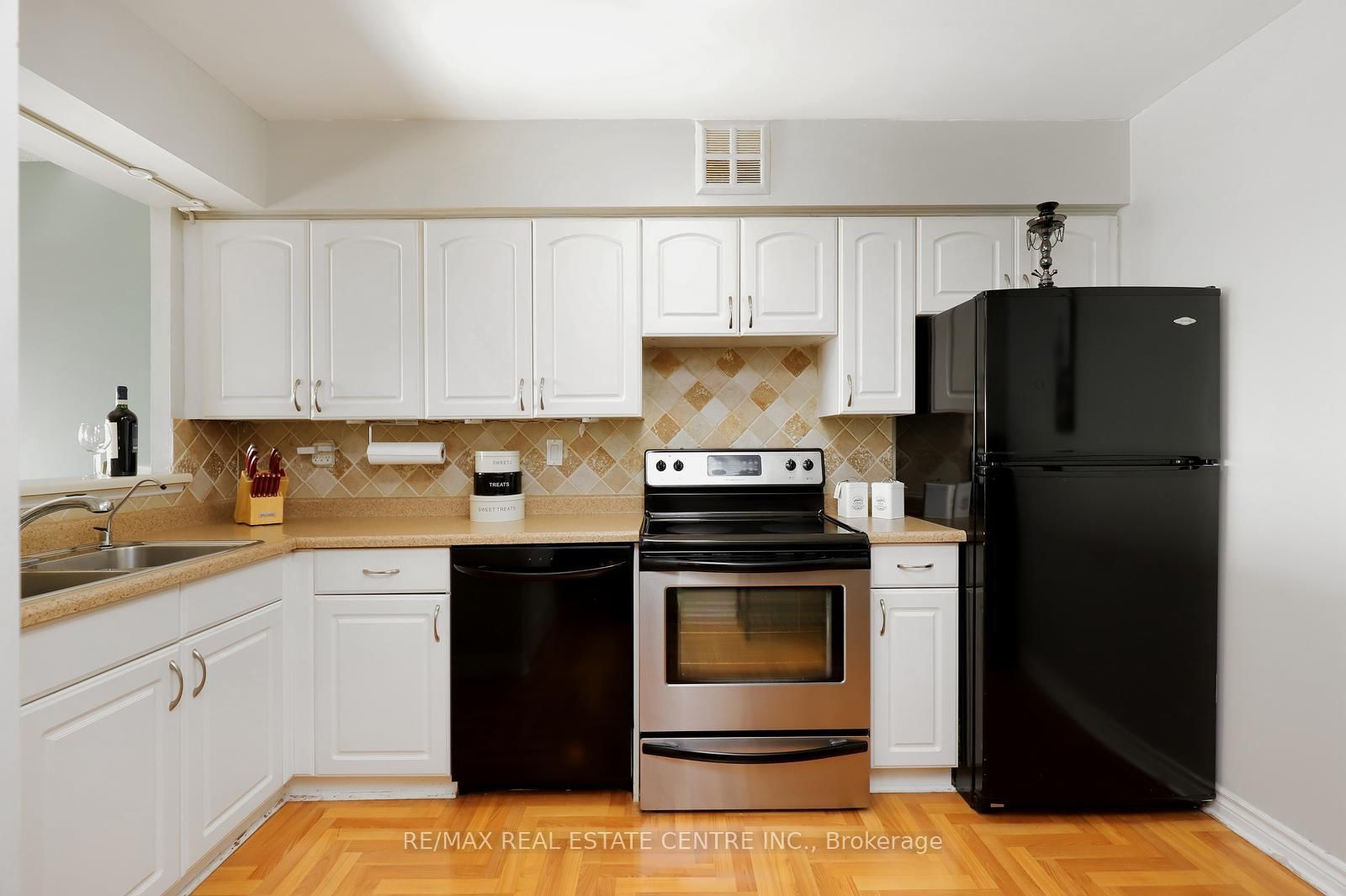 Photo 6 of Unit 1704, 26 Hanover Rd, Brampton, Queen Street Corridor — HOMEH