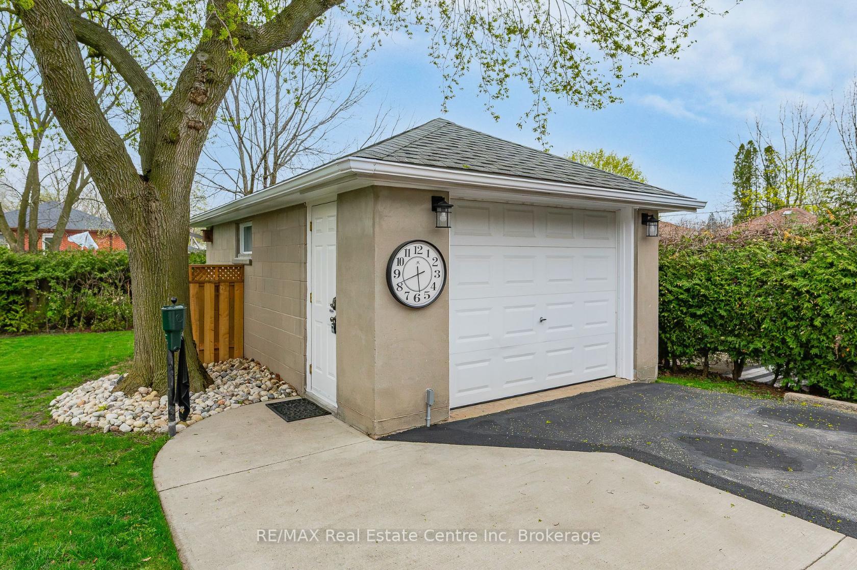 Photo 2 of 21 Normandy Drive, Guelph, St. George's — HOMEH