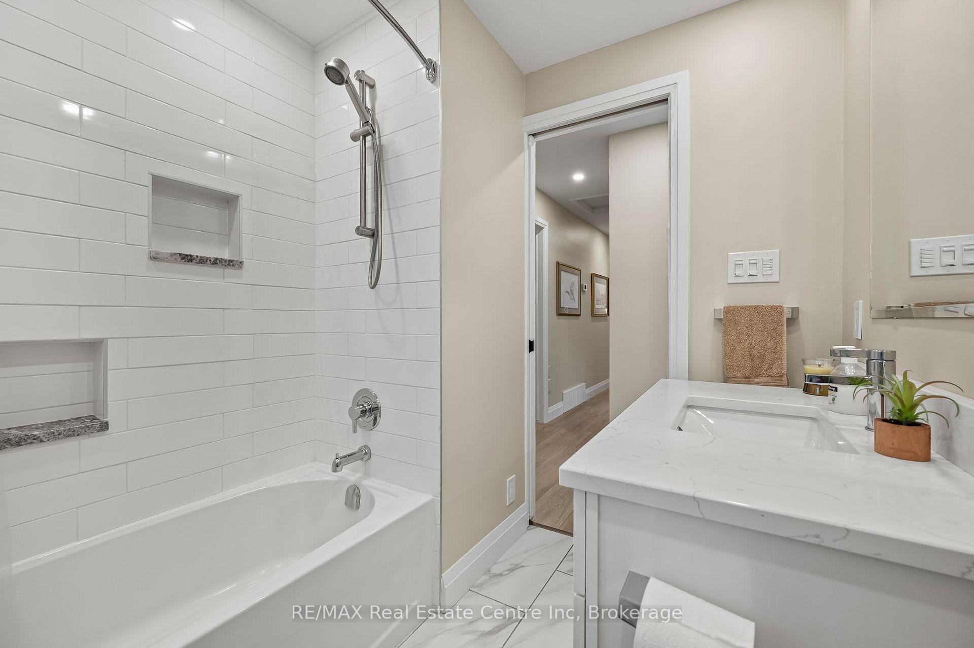 Photo 15 of 21 Normandy Drive, Guelph, St. George's — HOMEH