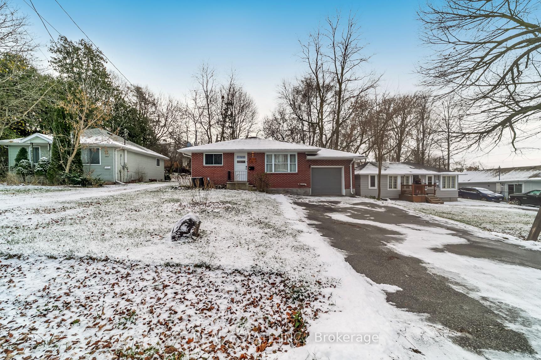 Front of 285 Lakeview Boulevard