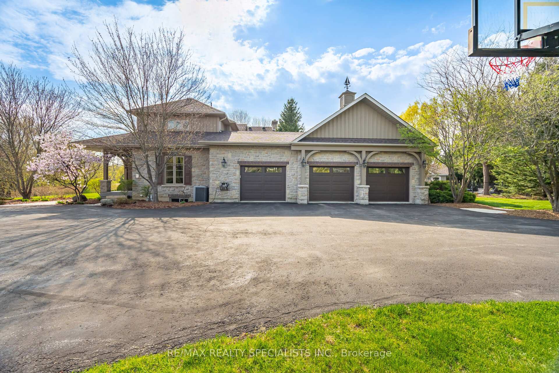 Photo 2 of 6 Oak Knoll Drive, Caledon, Palgrave — HOMEH