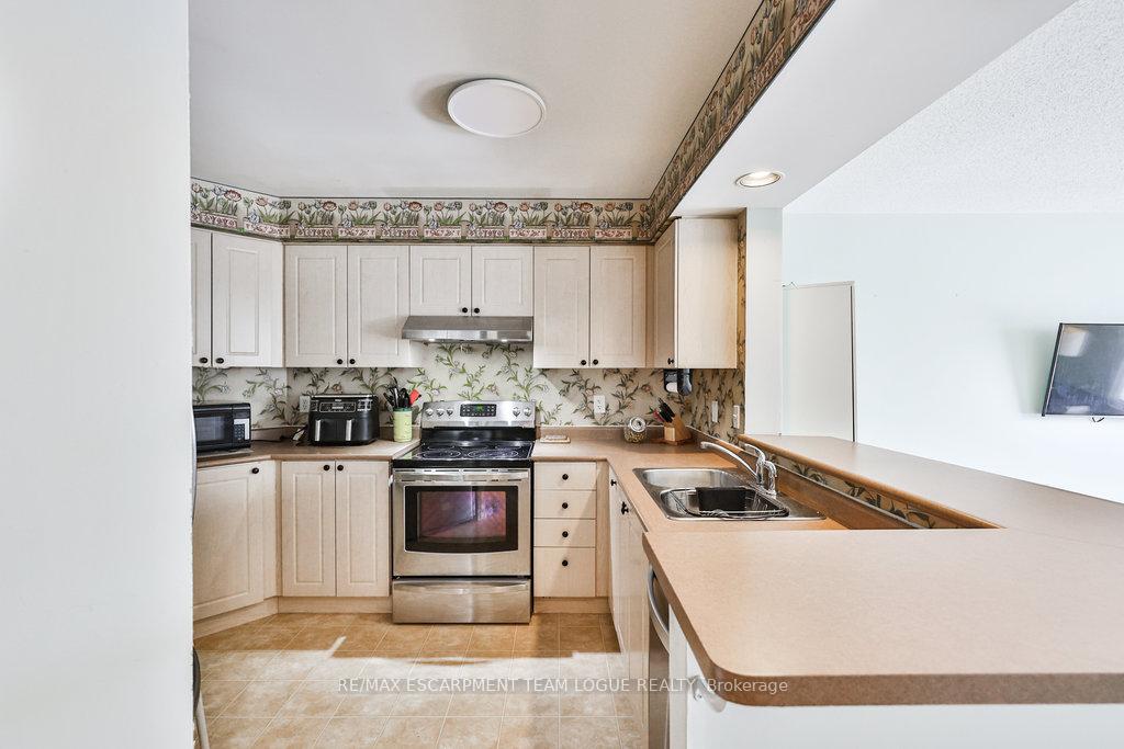 Photo 7 of 12 King William Court, Cambridge, Hespeler Village — HOMEH