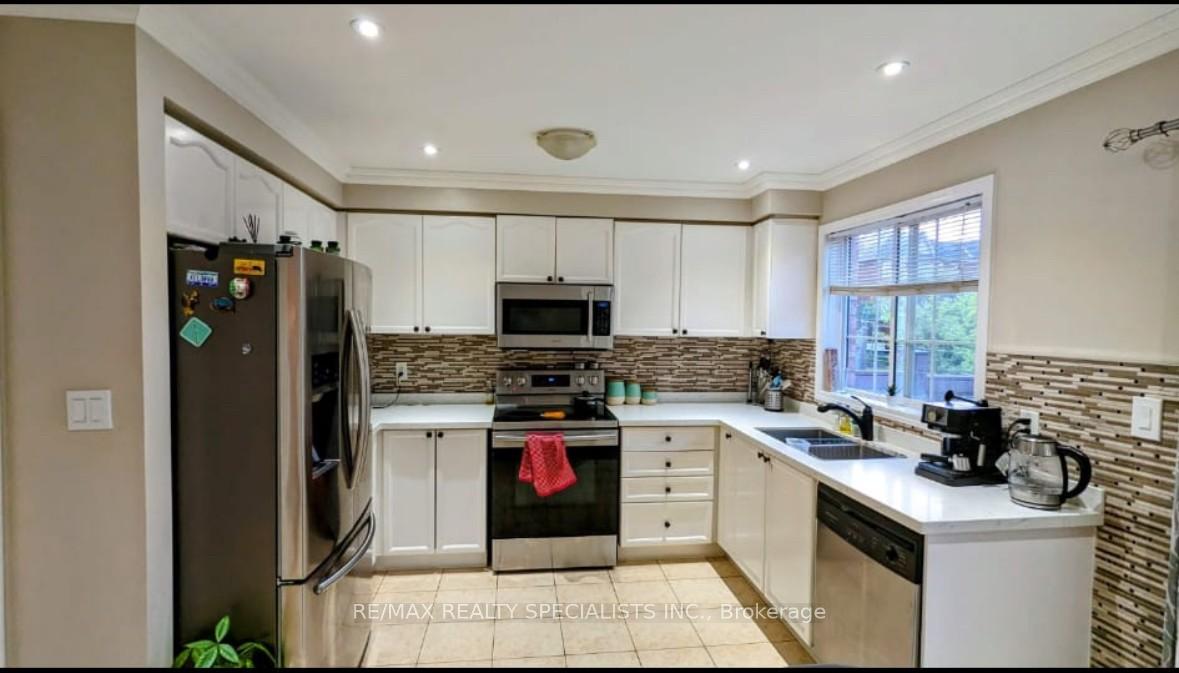 Photo 4 of 15 Bayridge Drive, Brampton, Vales of Castlemore — HOMEH