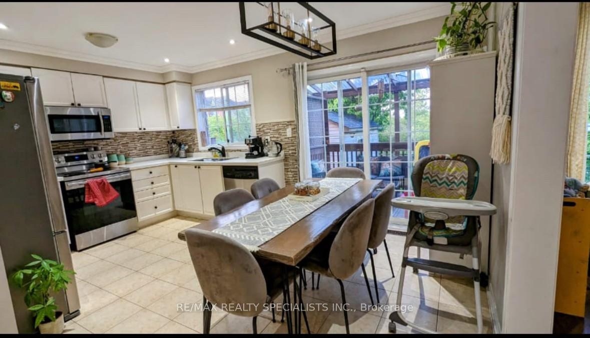 Photo 5 of 15 Bayridge Drive, Brampton, Vales of Castlemore — HOMEH